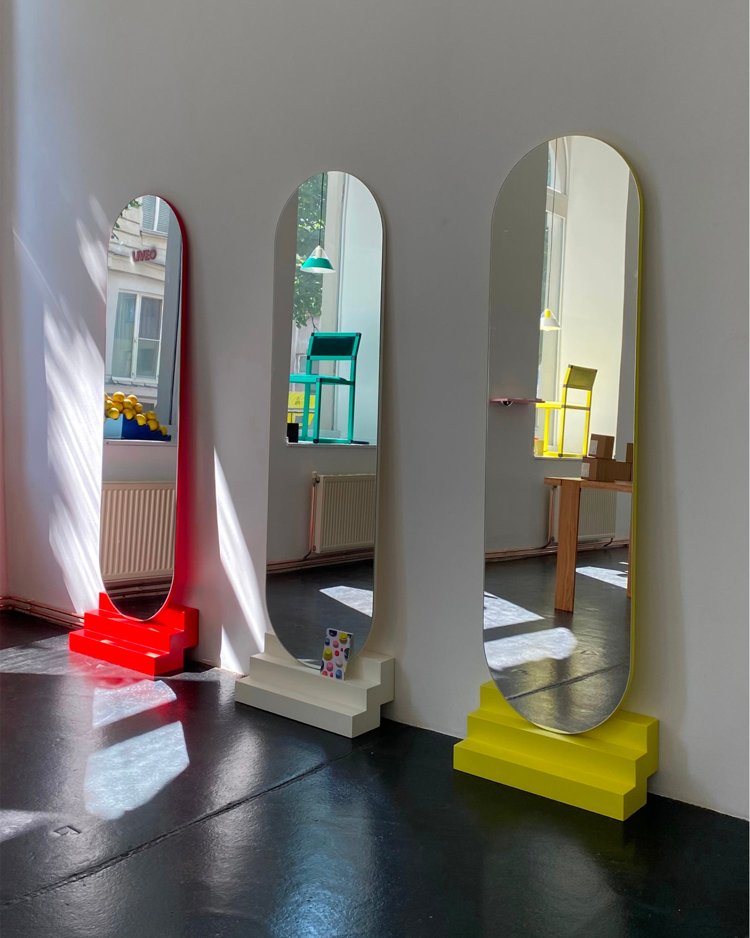 Specchio alto da parete con base Nonchalant