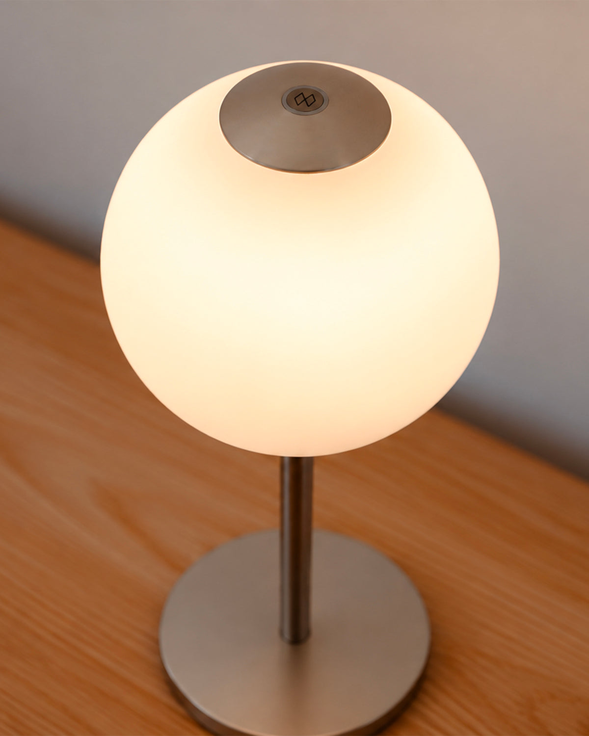 Lampada da tavolo in vetro opale Audrey