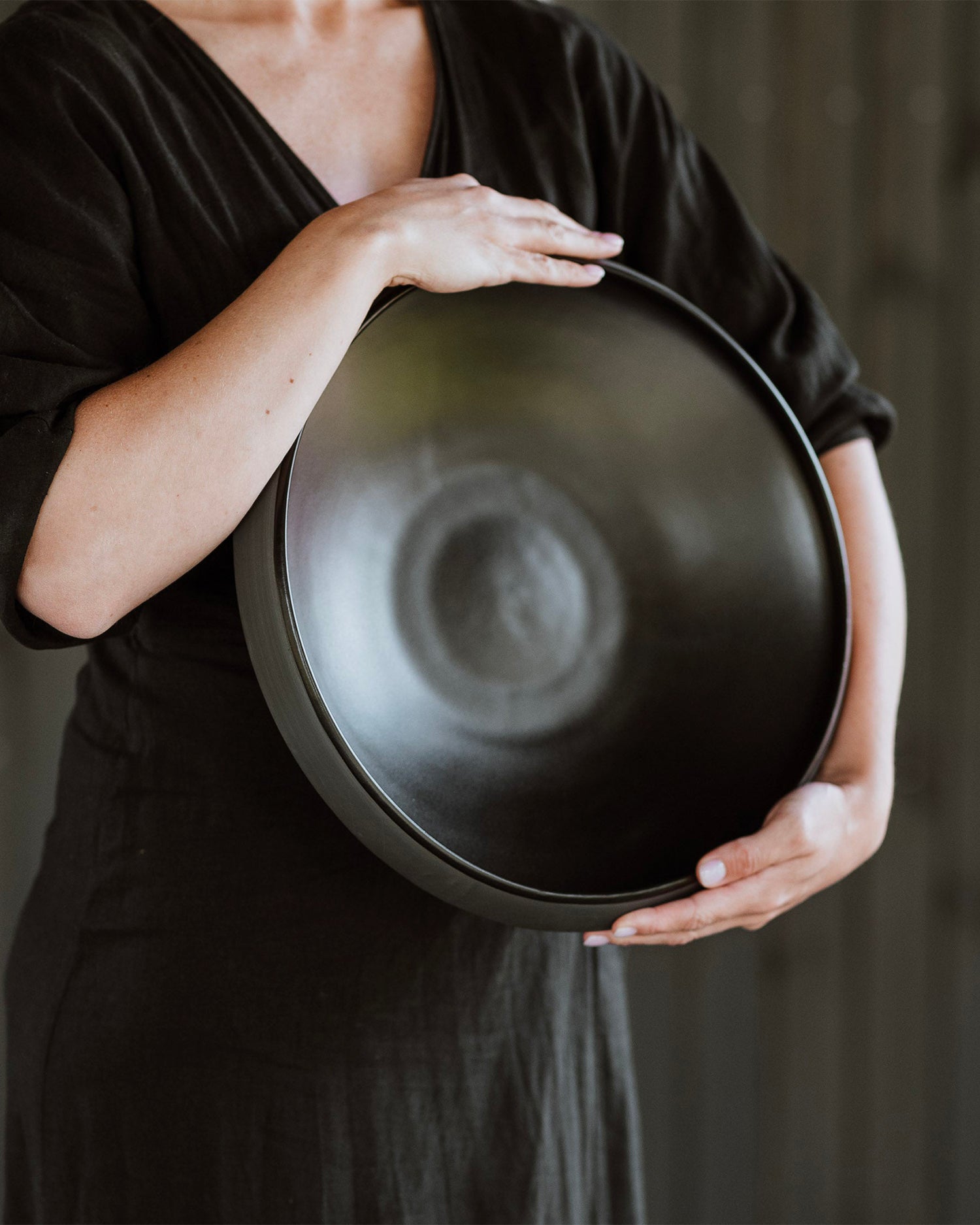 Bowl in terracotta nera con bordo oro Eclipse