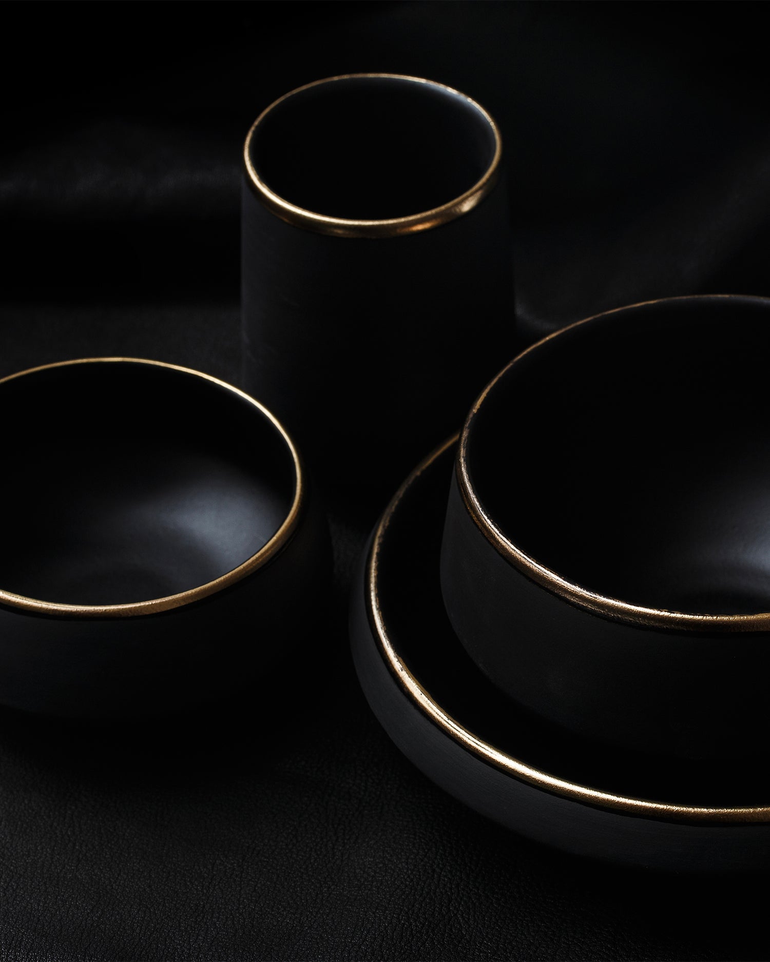 Set 4 bicchieri in terracotta nera con bordo oro Eclipse