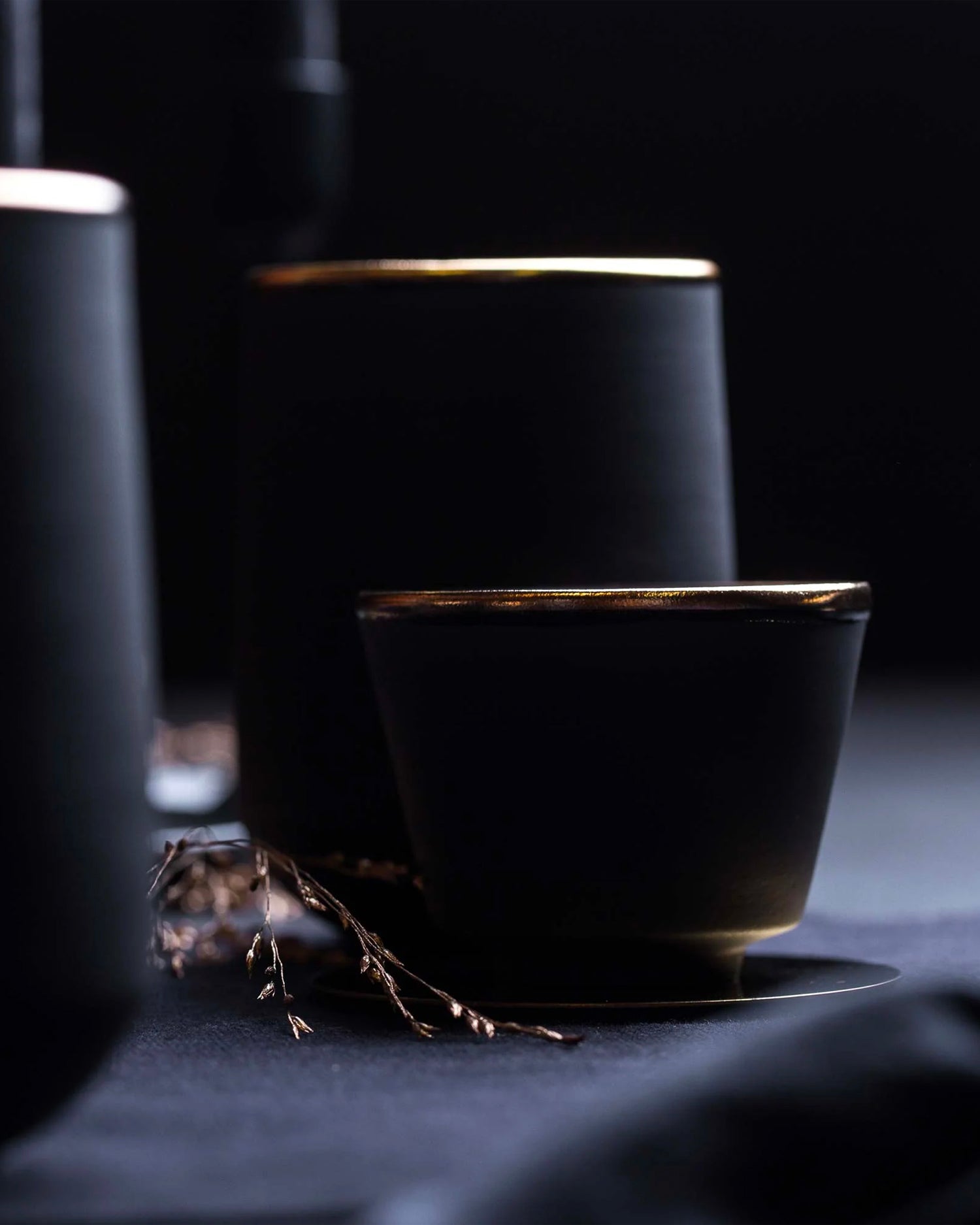 Set 4 tazzine in terracotta nera con bordo oro Eclipse