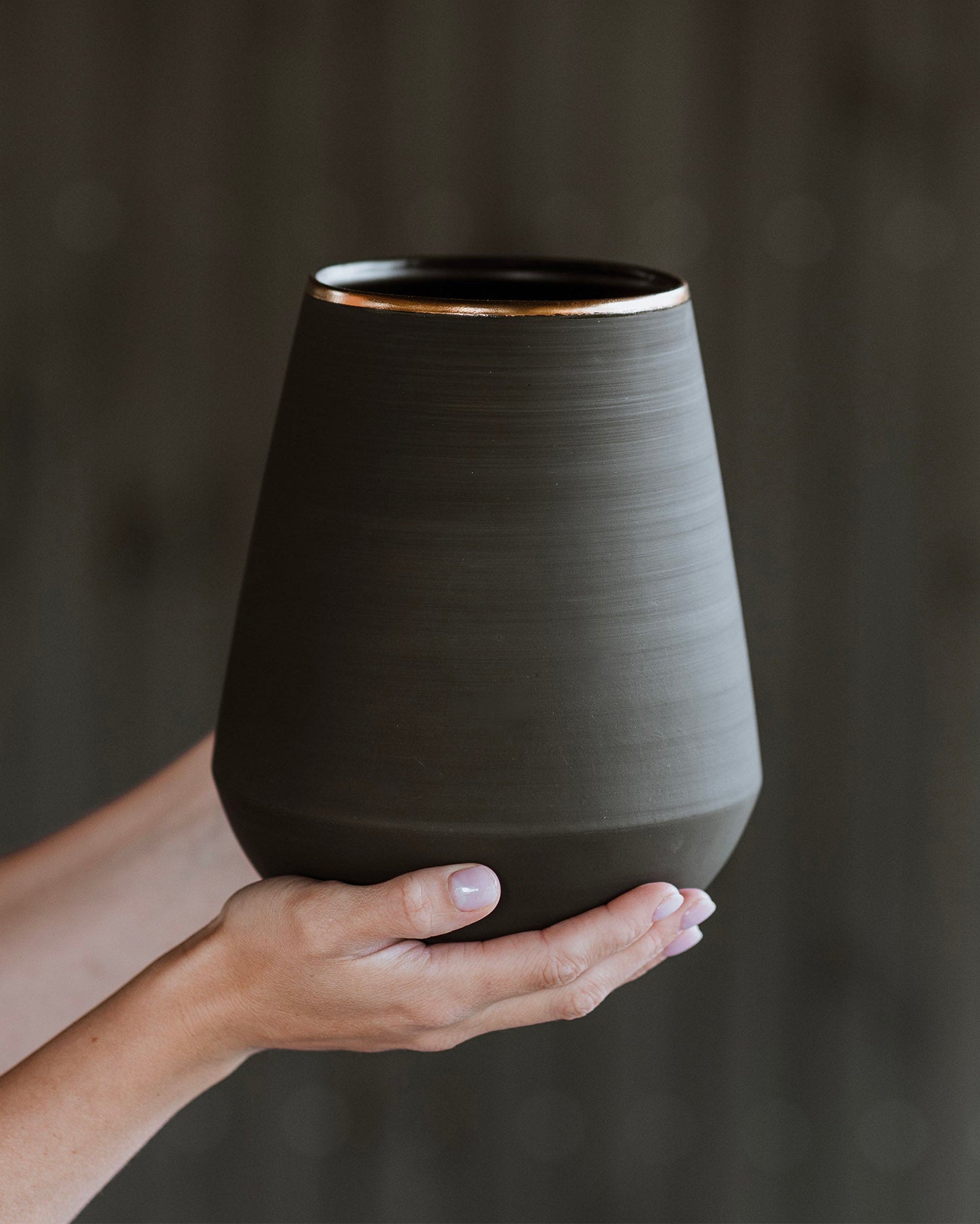 Vaso in terracotta nera con bordo oro Eclipse