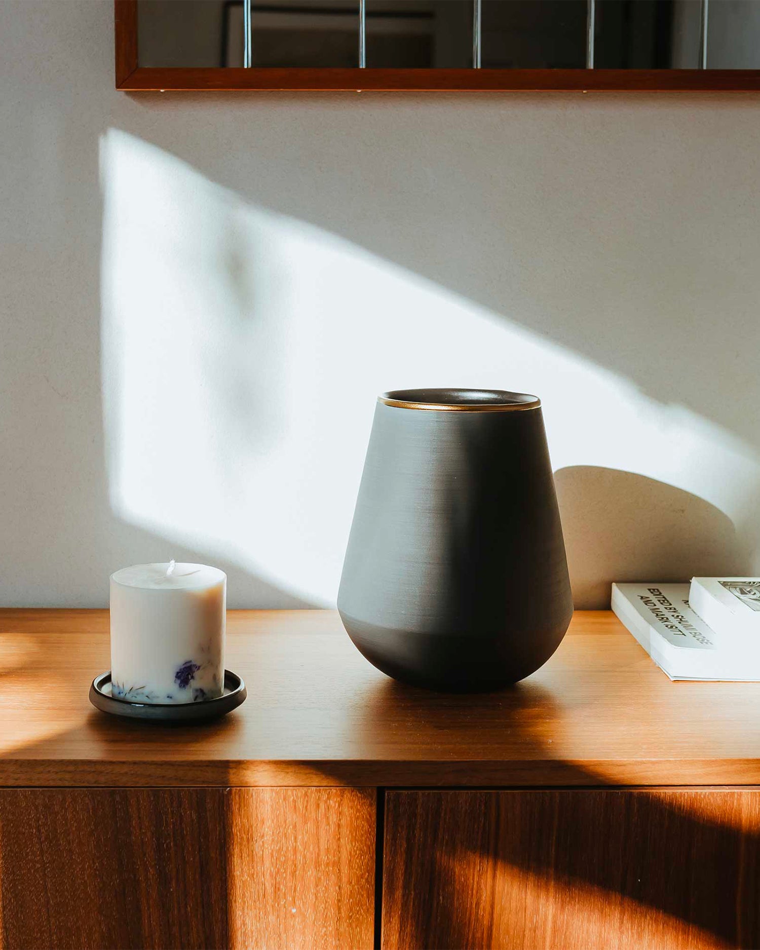 Vaso in terracotta nera con bordo oro Eclipse