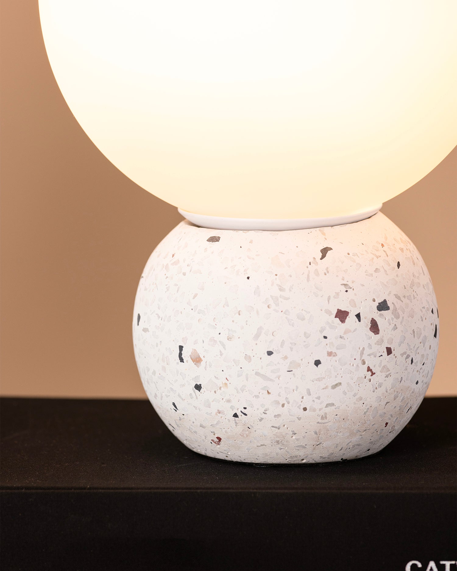 Lampada da tavolo con base terrazzo e paralume in vetro Metz