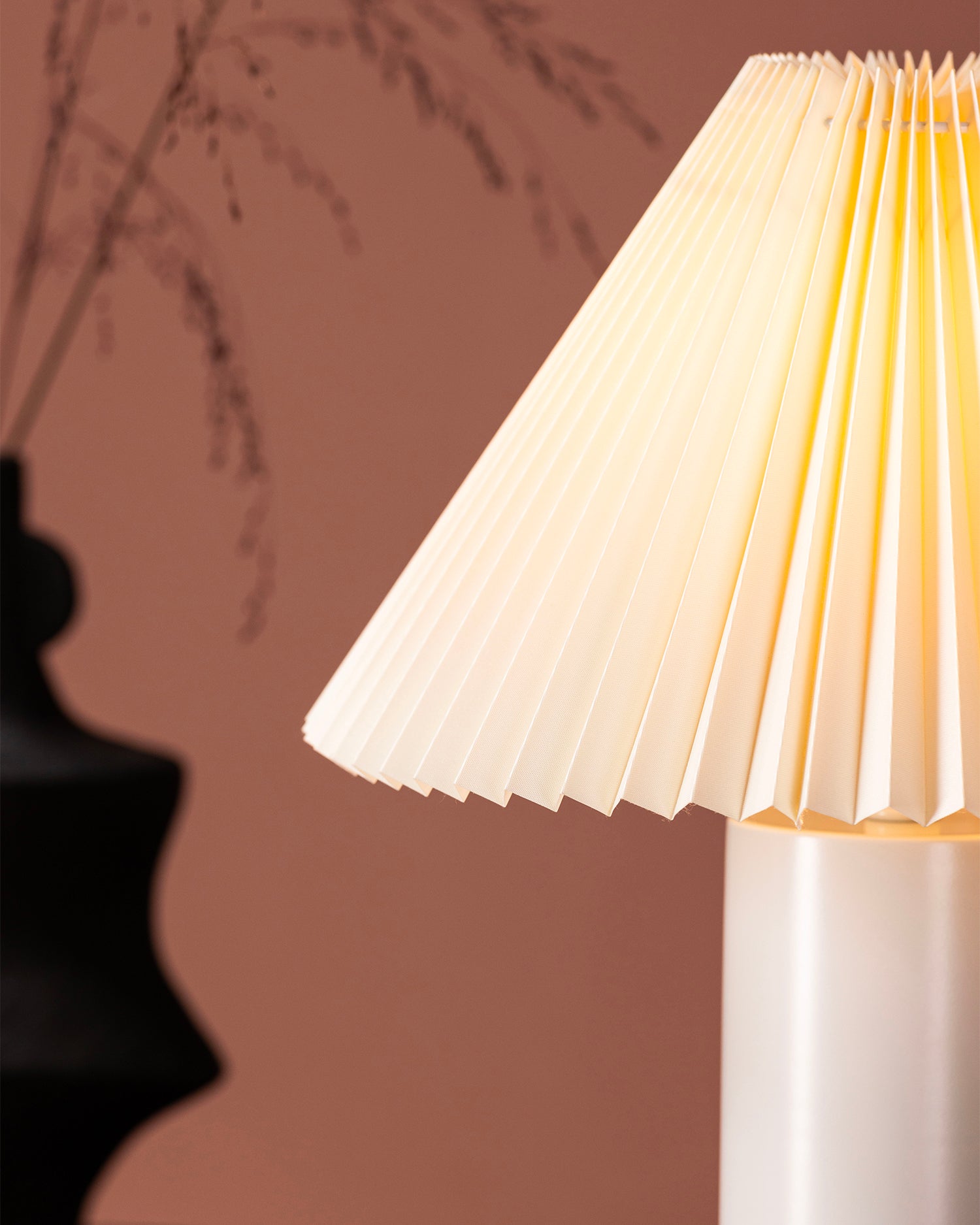 Lampada da tavolo con paralume plissé e base in metallo Largin