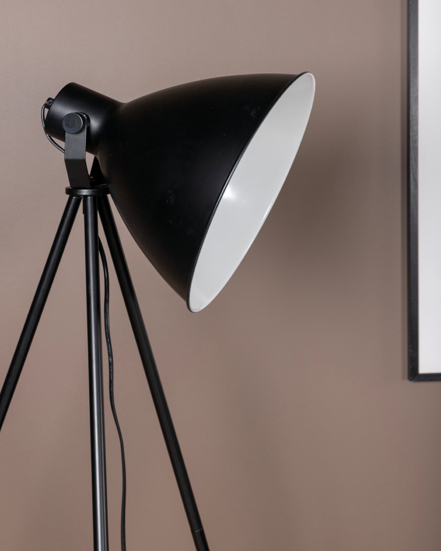 Lampada da terra in metallo Tiv