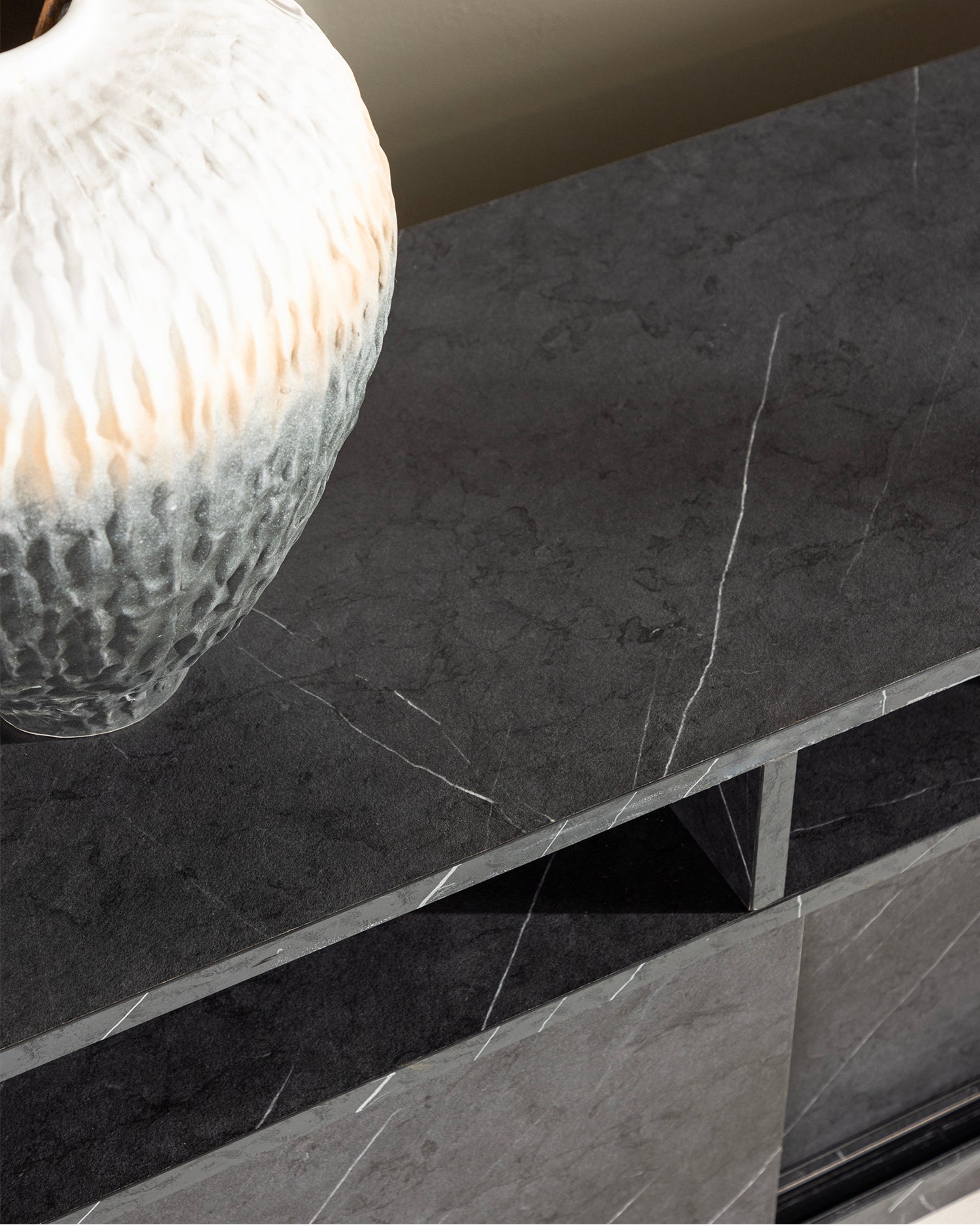 Mobile TV effetto marmo Girona