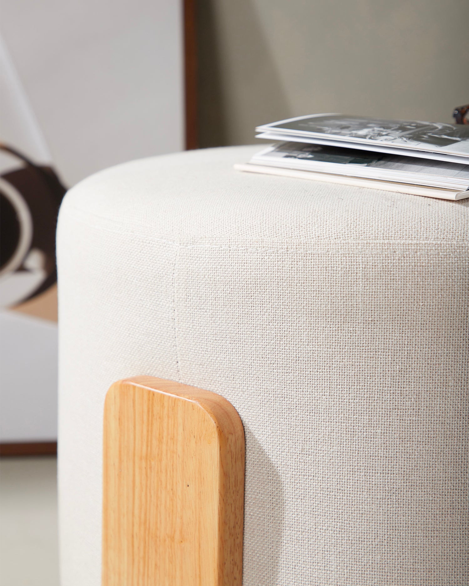 Pouf imbottito in lino con piedini in legno Coffey