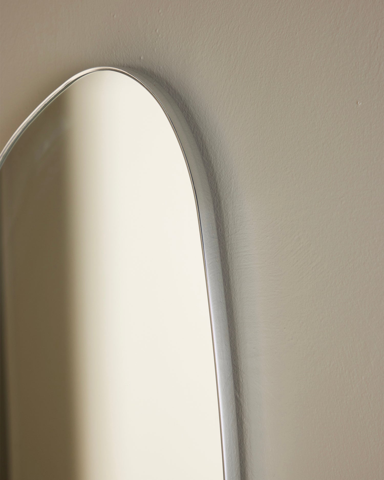 Specchio da parete con cornice in alluminio Askersund