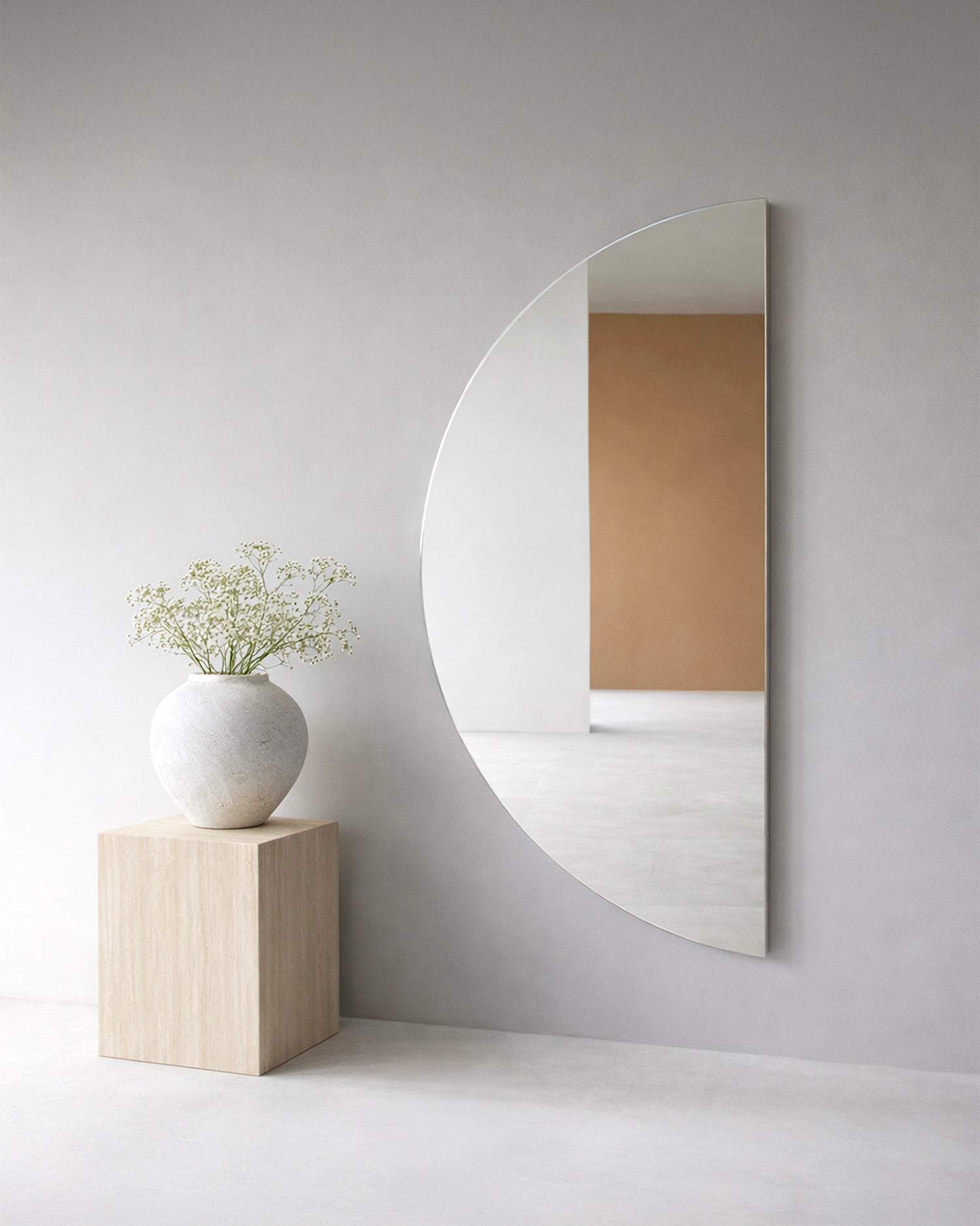 Specchio da parete grande a mezzaluna Mona