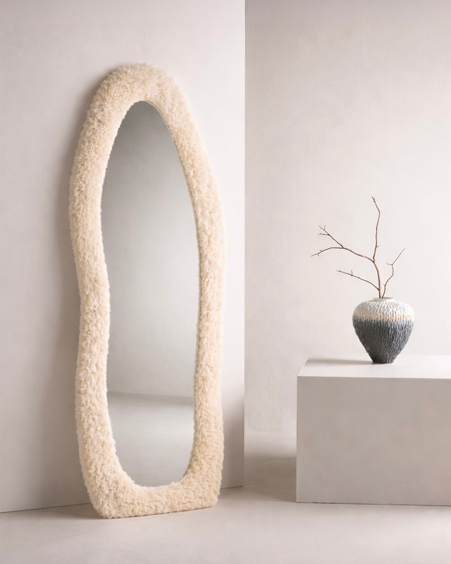 Specchio da parete grande con cornice Mirza