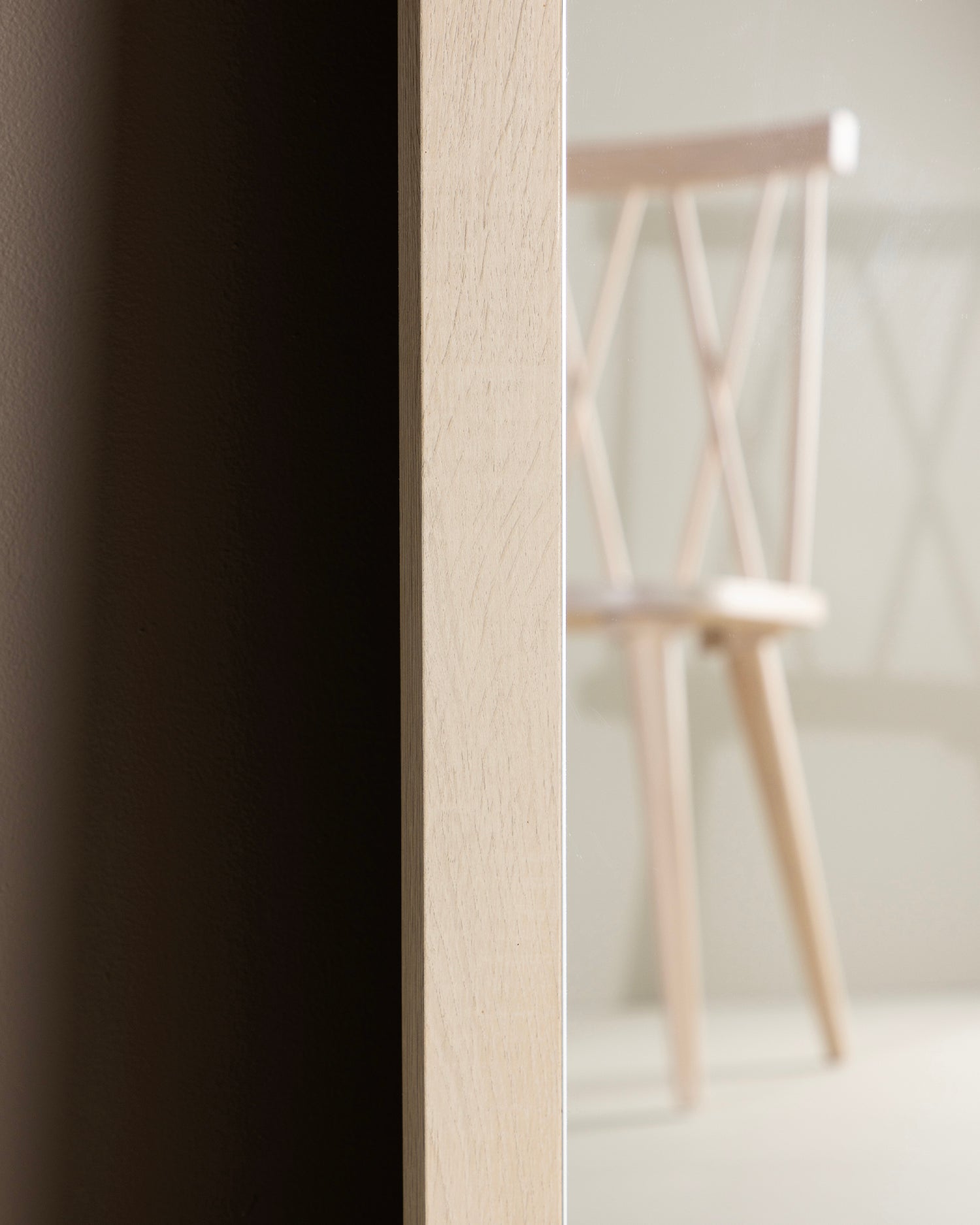 Specchio da parete grande con cornice in legno Memphis