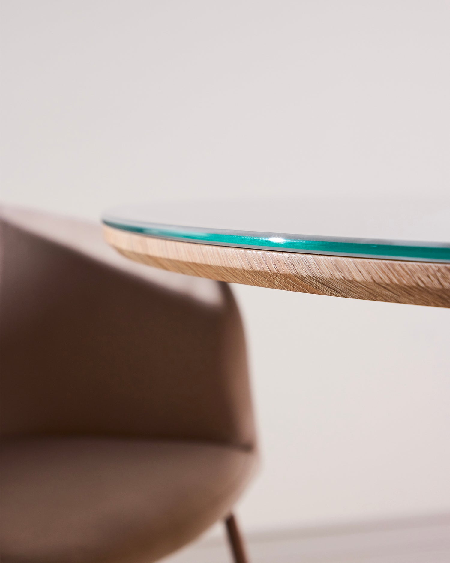 Tavolo da pranzo rotondo in legno e vetro Härön