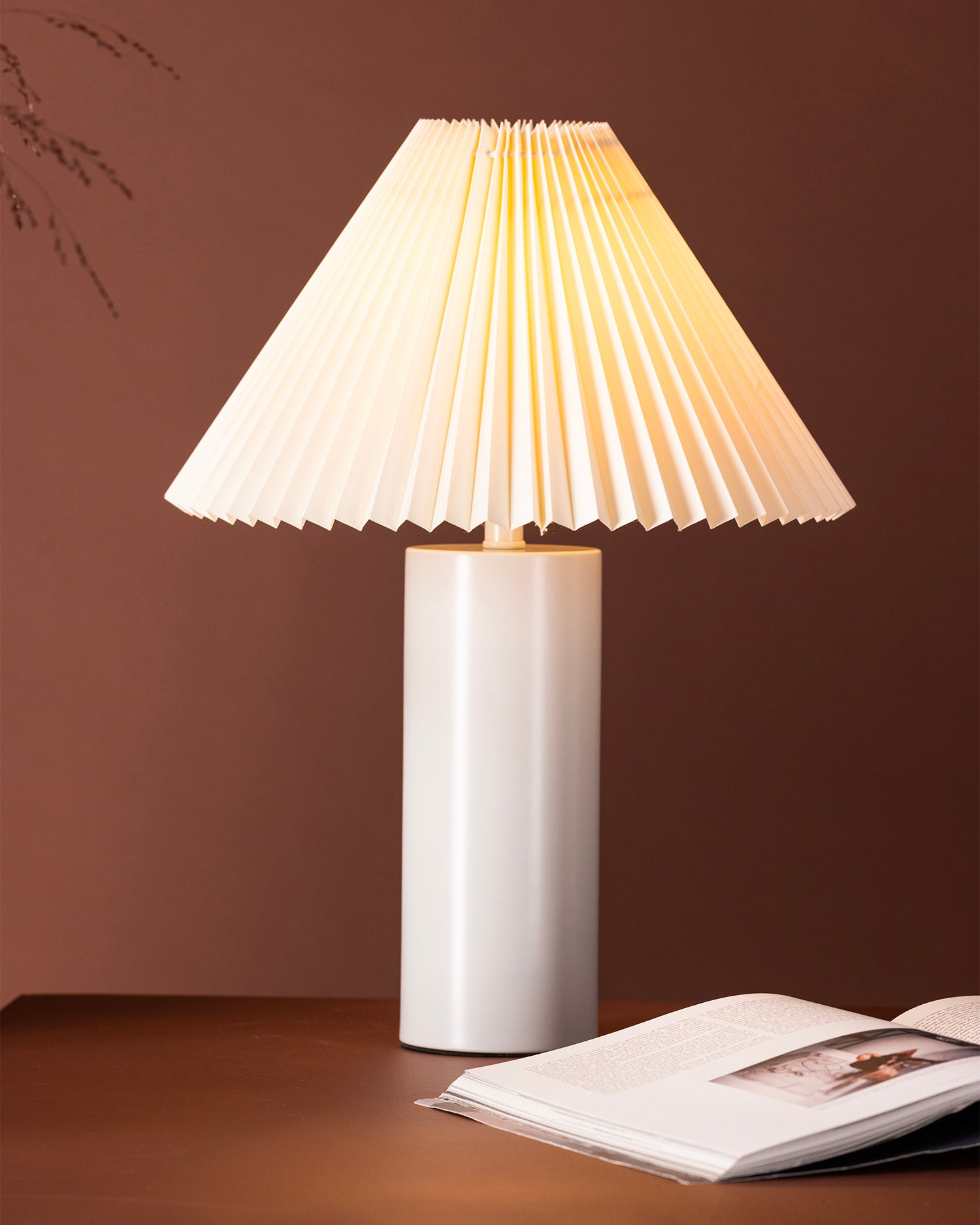 Lampada da tavolo con paralume plissé e base in metallo Largin