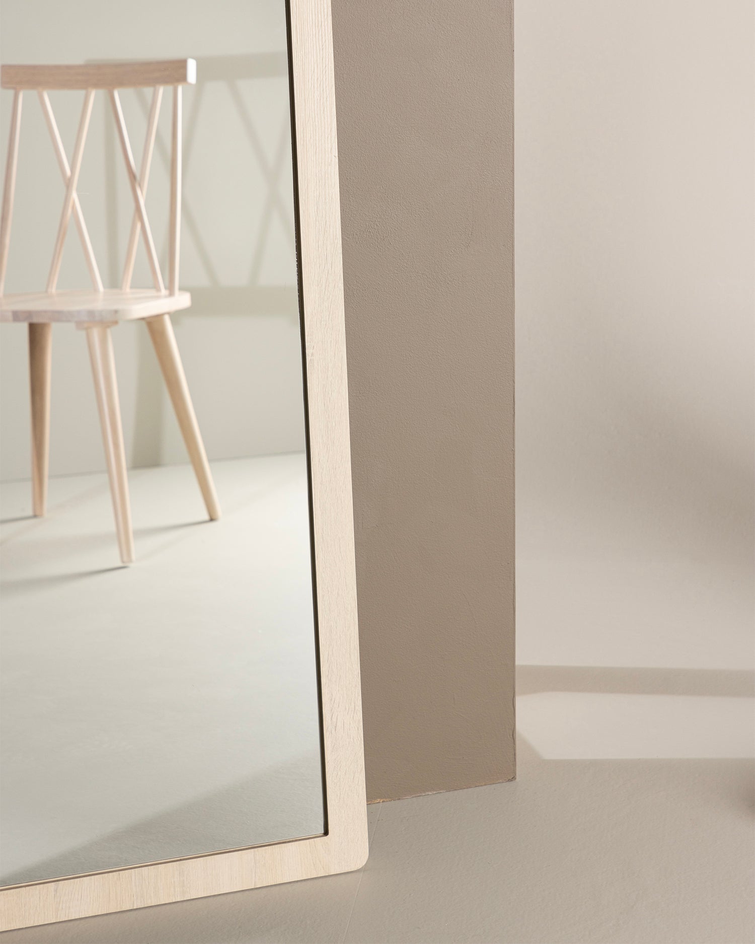 Specchio da parete grande con cornice in legno Memphis