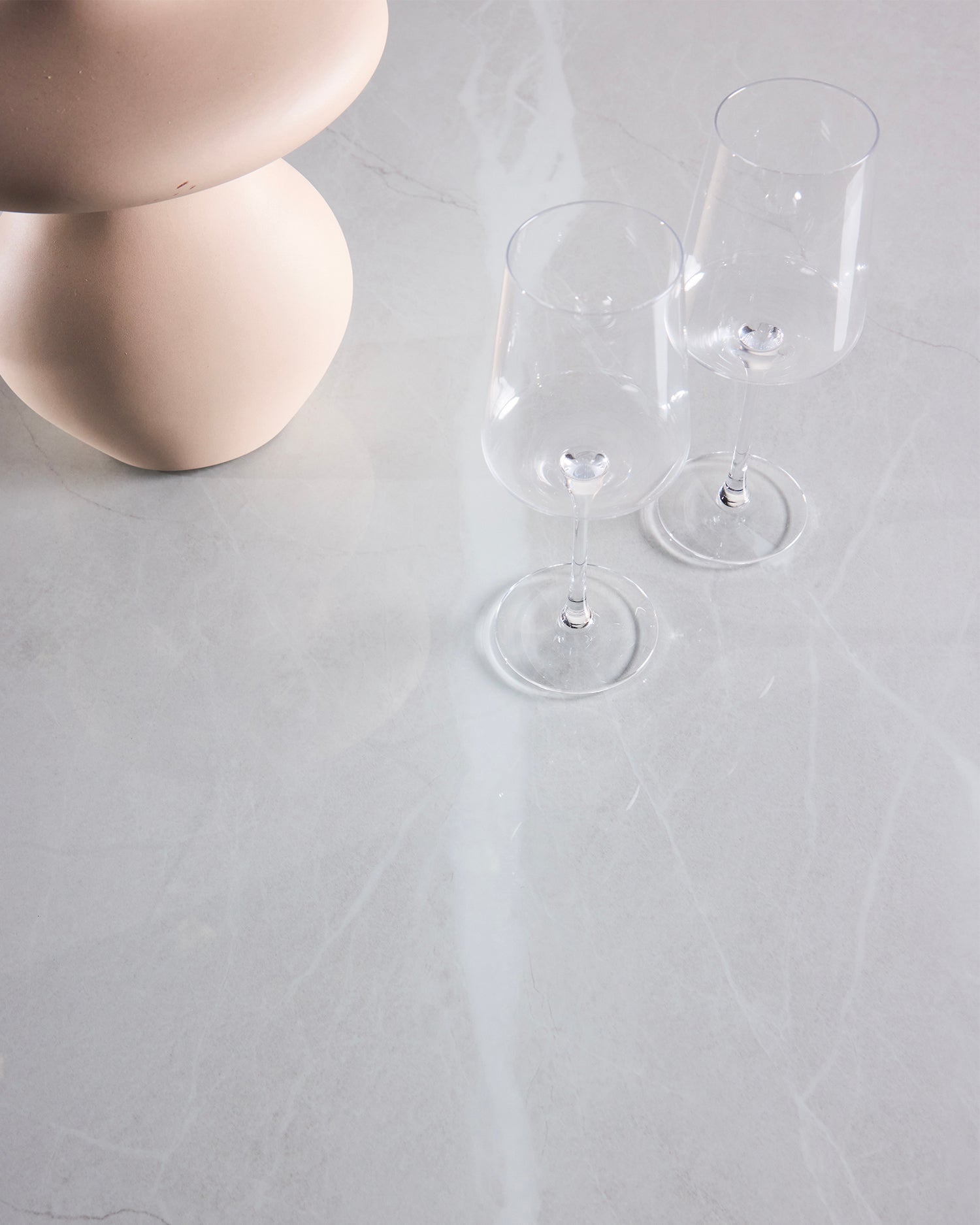 Tavolo da pranzo rotondo in legno e vetro Härön