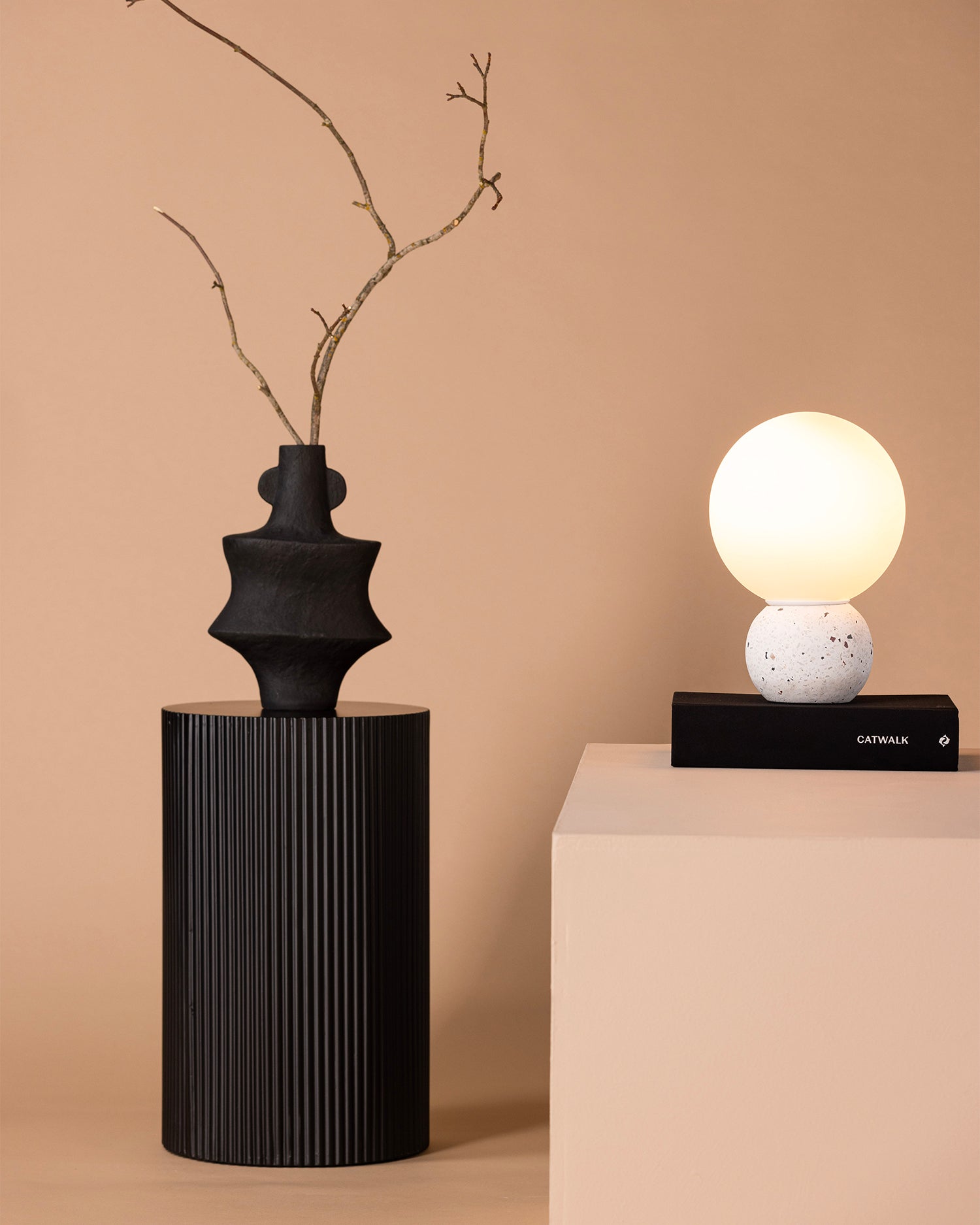 Lampada da tavolo con base terrazzo e paralume in vetro Metz