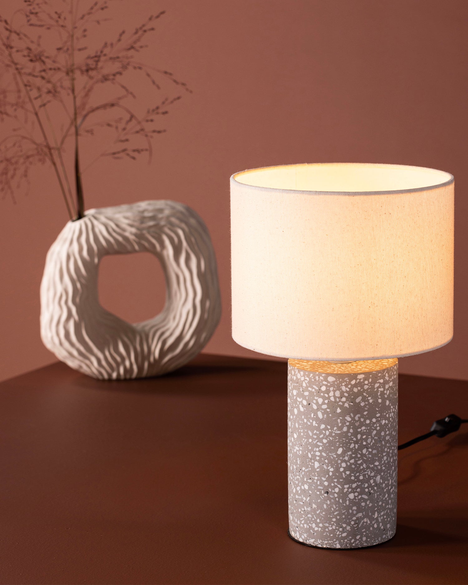 Lampada da tavolo con base terrazzo e paralume in tessuto Dijon