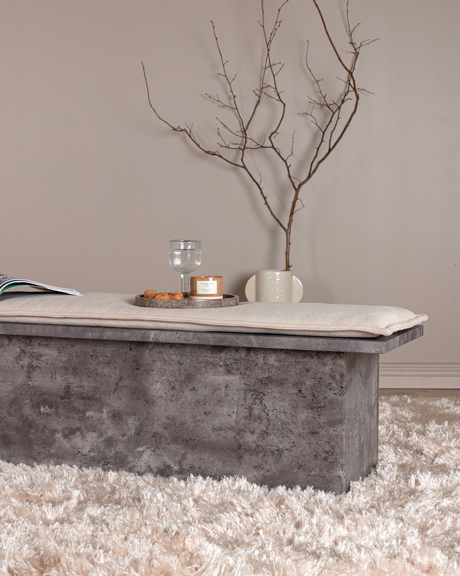 Panca effetto pietra con cuscino in lino Kellogg
