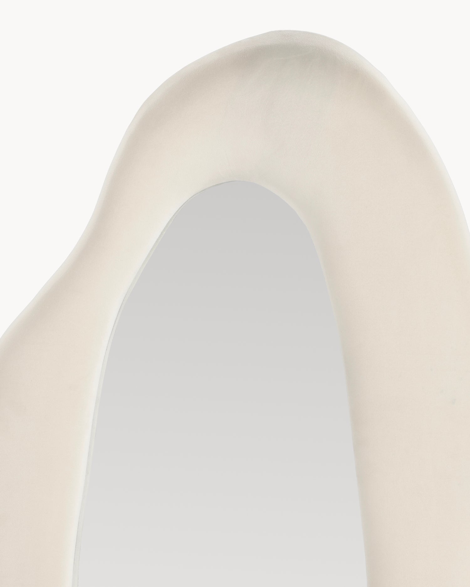 Specchio da parete grande dalla forma organica in velluto Louisville