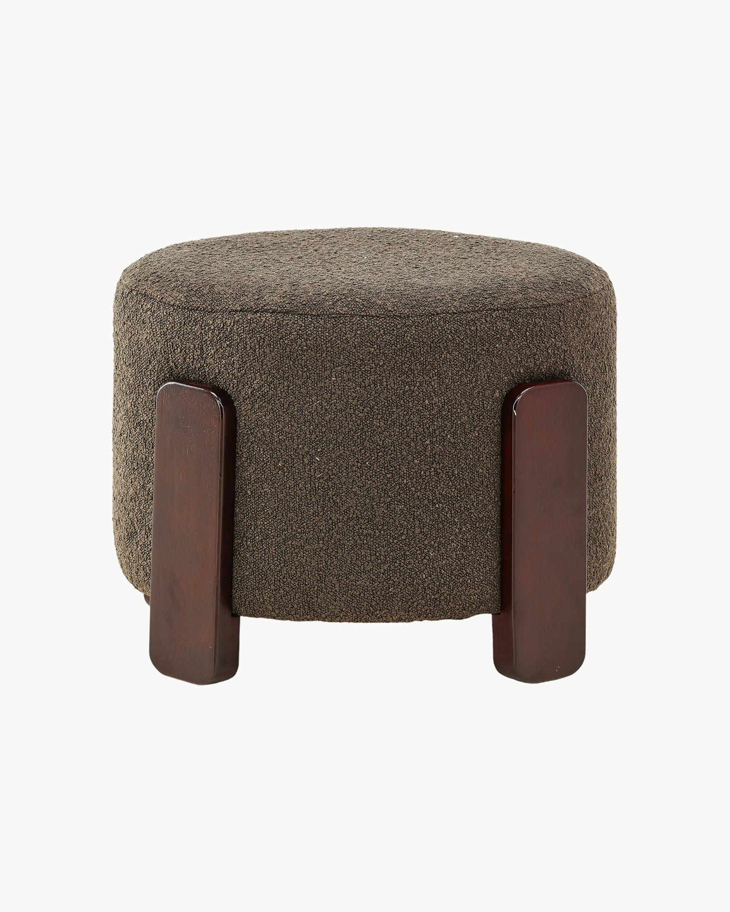 Pouf imbottito in bouclè con piedini in legno Coffey
