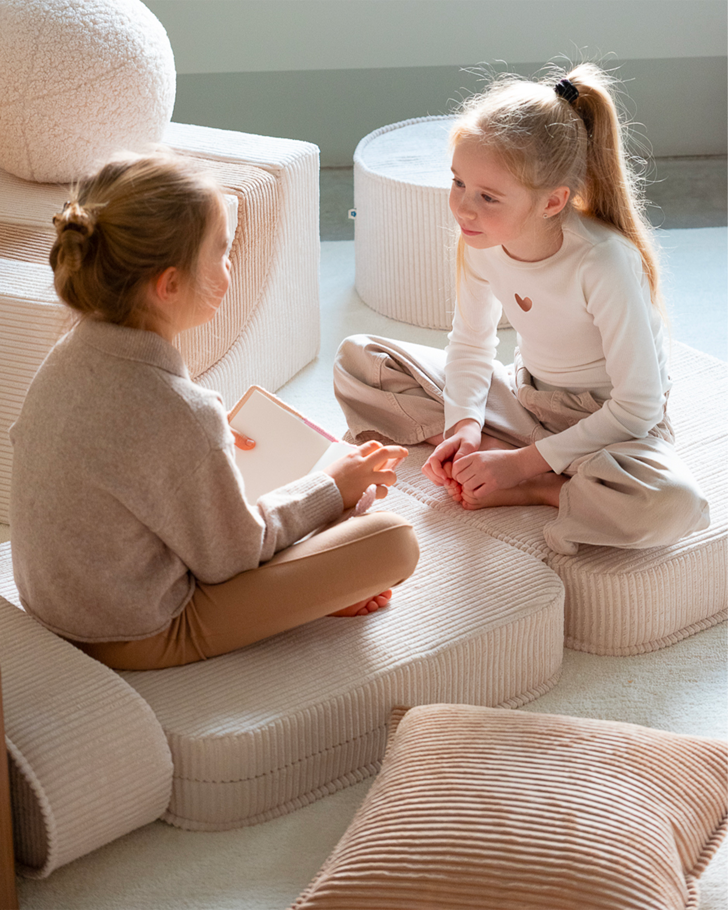 Poltrona per bambini in velluto a coste Flip, bianca