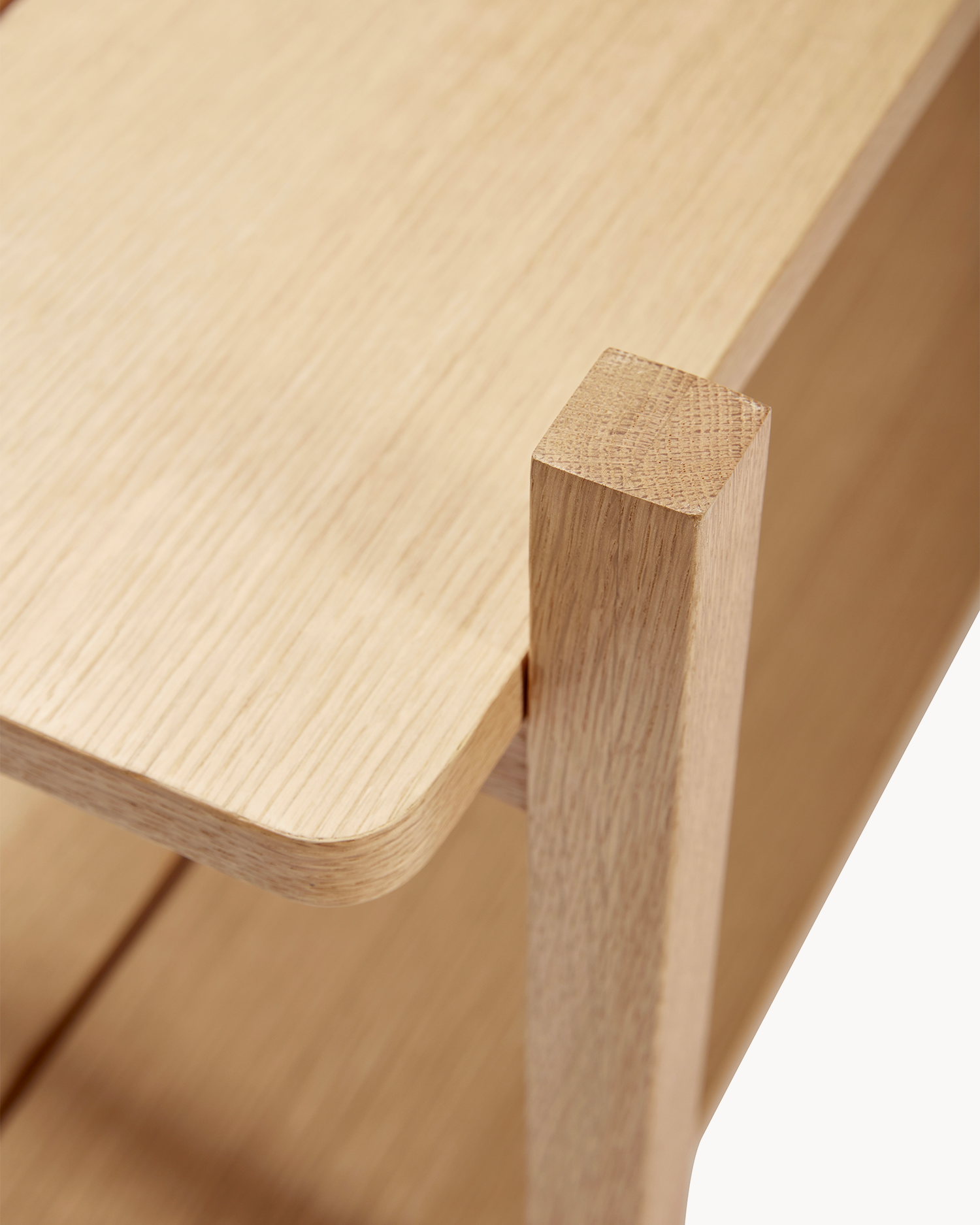 Scaffale basso in legno di quercia Mason