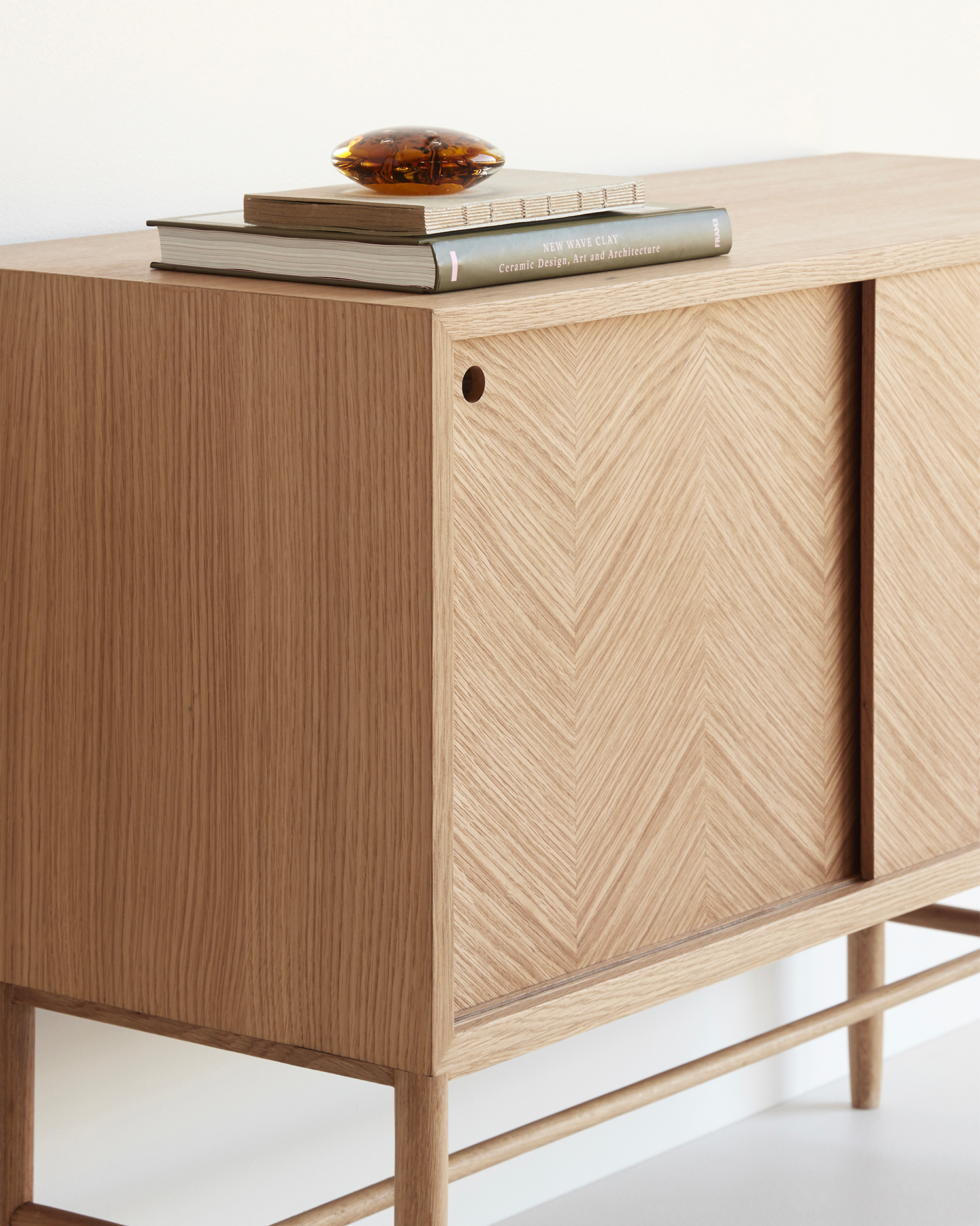 Credenza in legno di quercia con motivo spina di pesce Herringbone