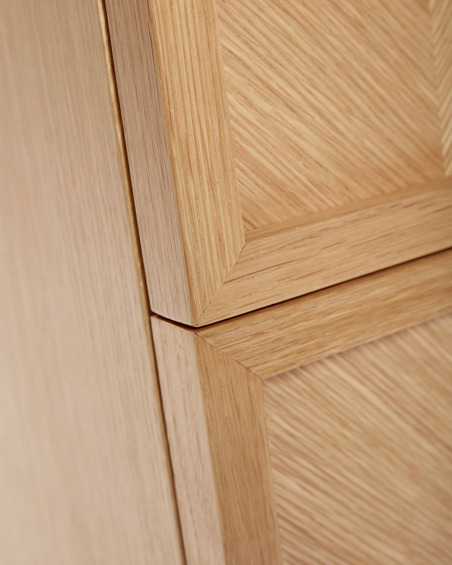 Comodino in legno di quercia con motivo spina di pesce Herringbone