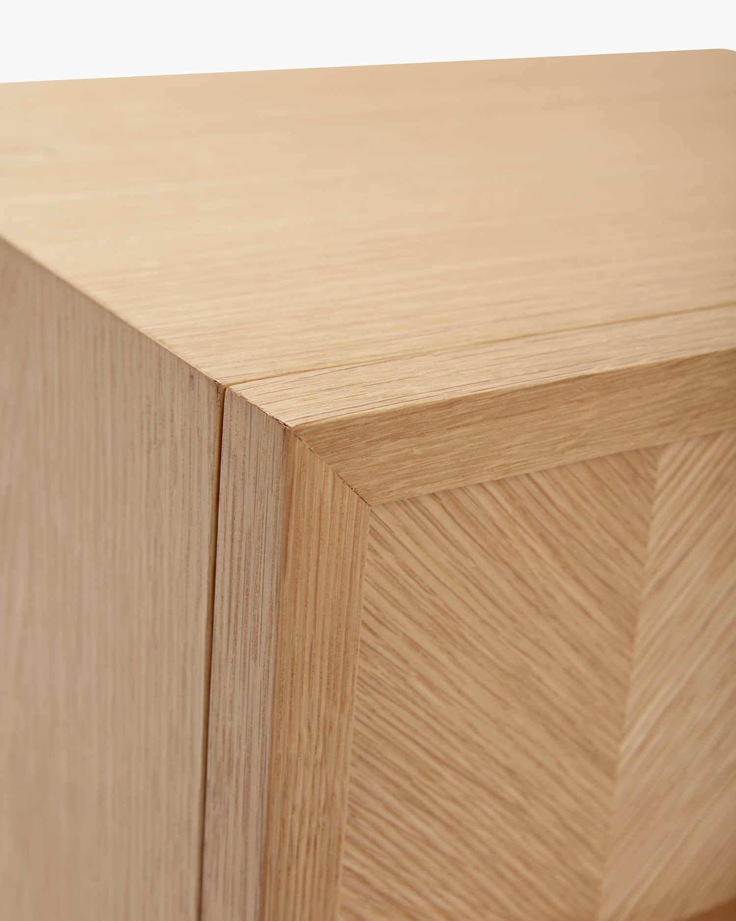 Comodino in legno di quercia con motivo spina di pesce Herringbone