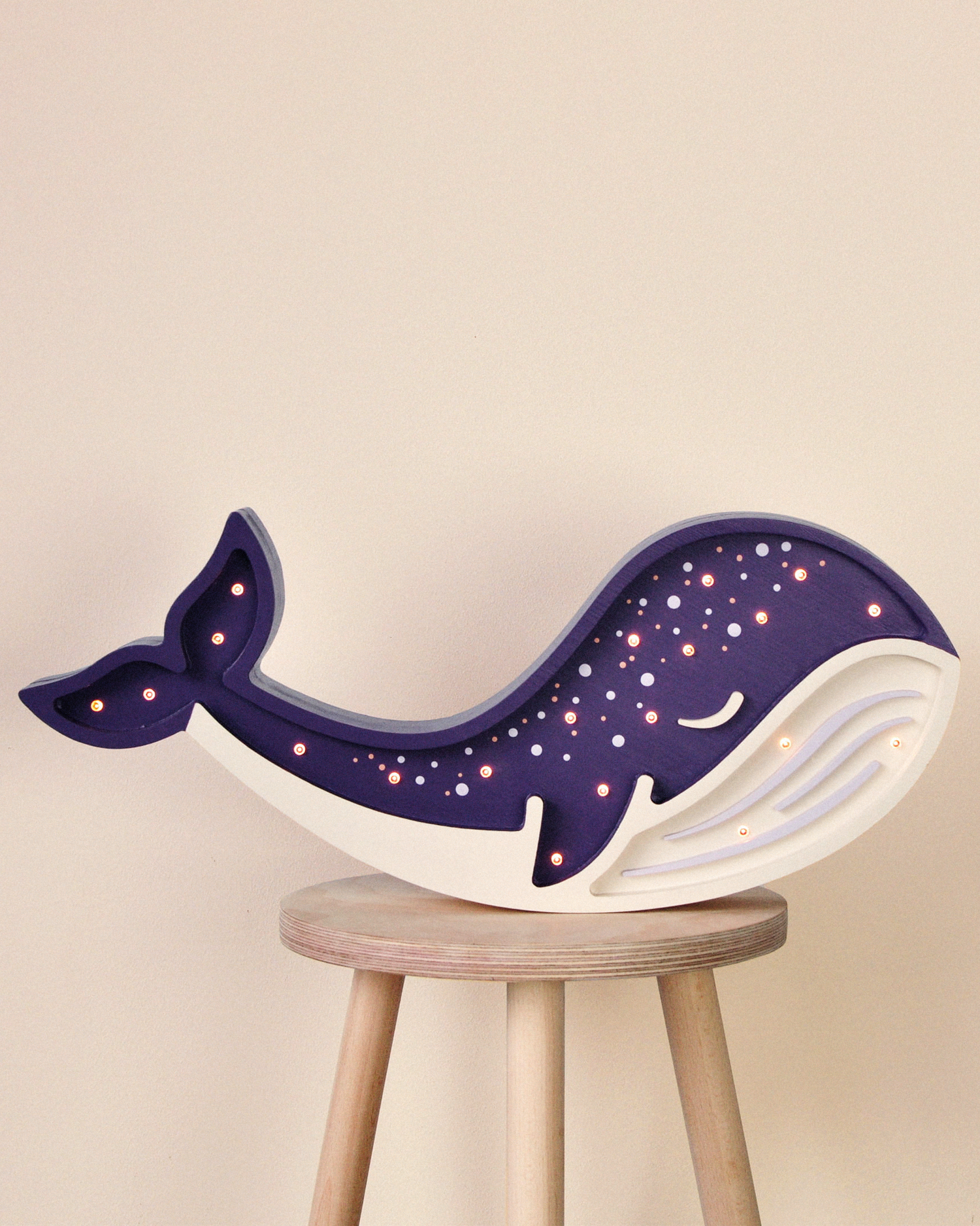 Lampada portatile in legno Whale, viola