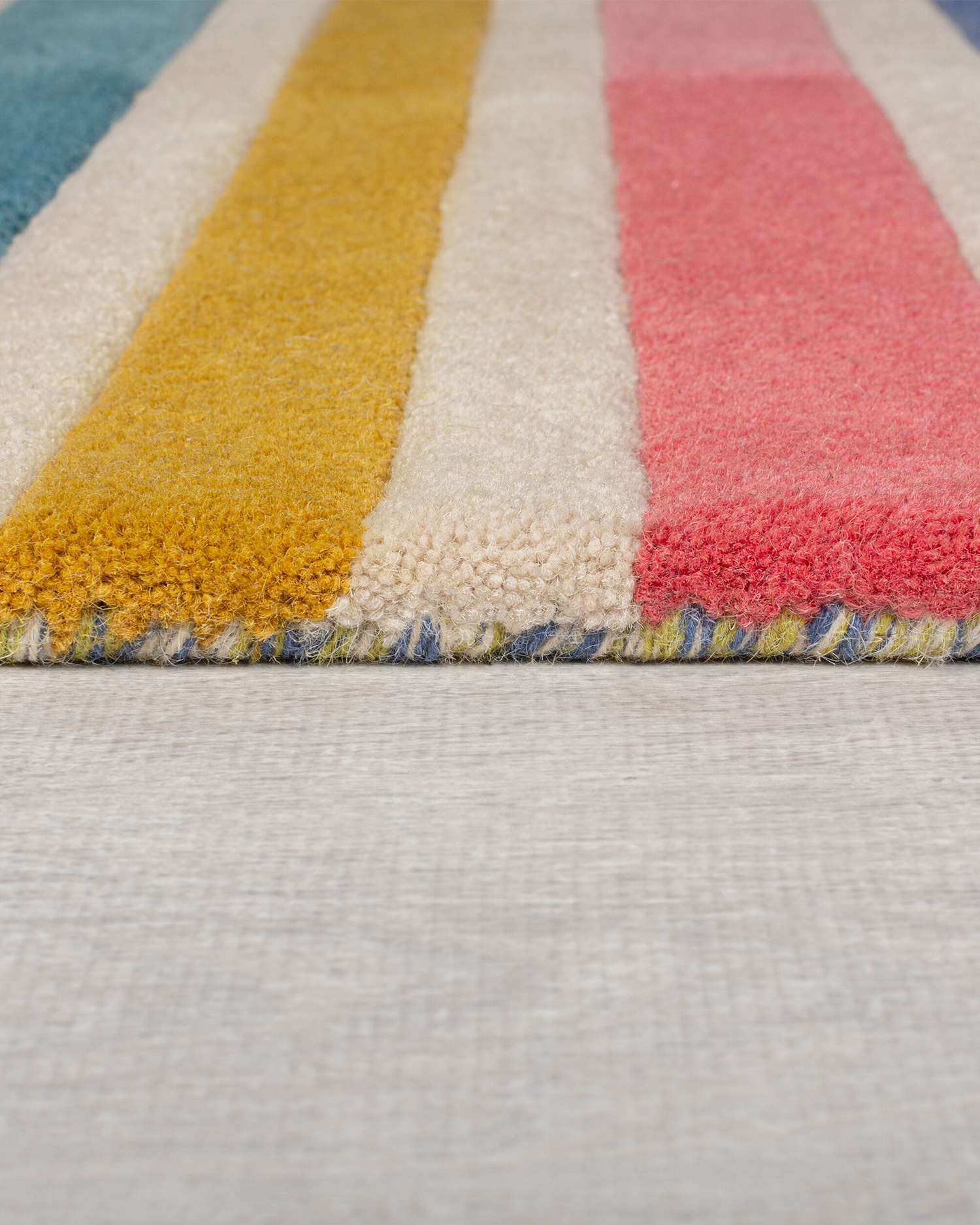 Tappeto moderno a righe in lana Piano, multicolore rosa