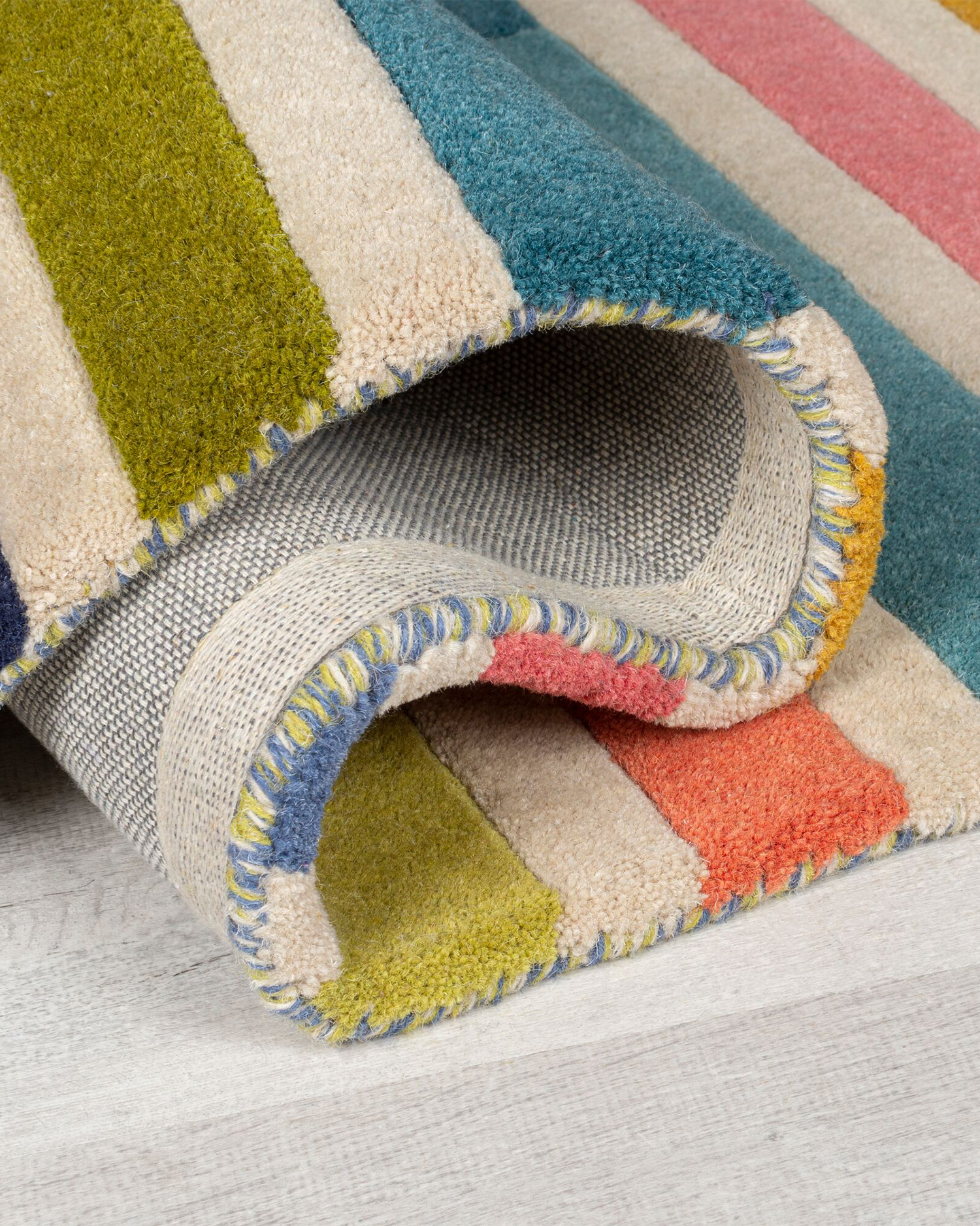 Tappeto moderno a righe in lana Piano, multicolore rosa