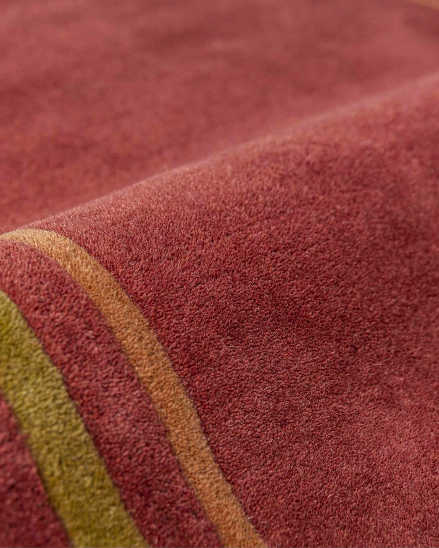 Tappeto in lana con bordo smerlato Lois