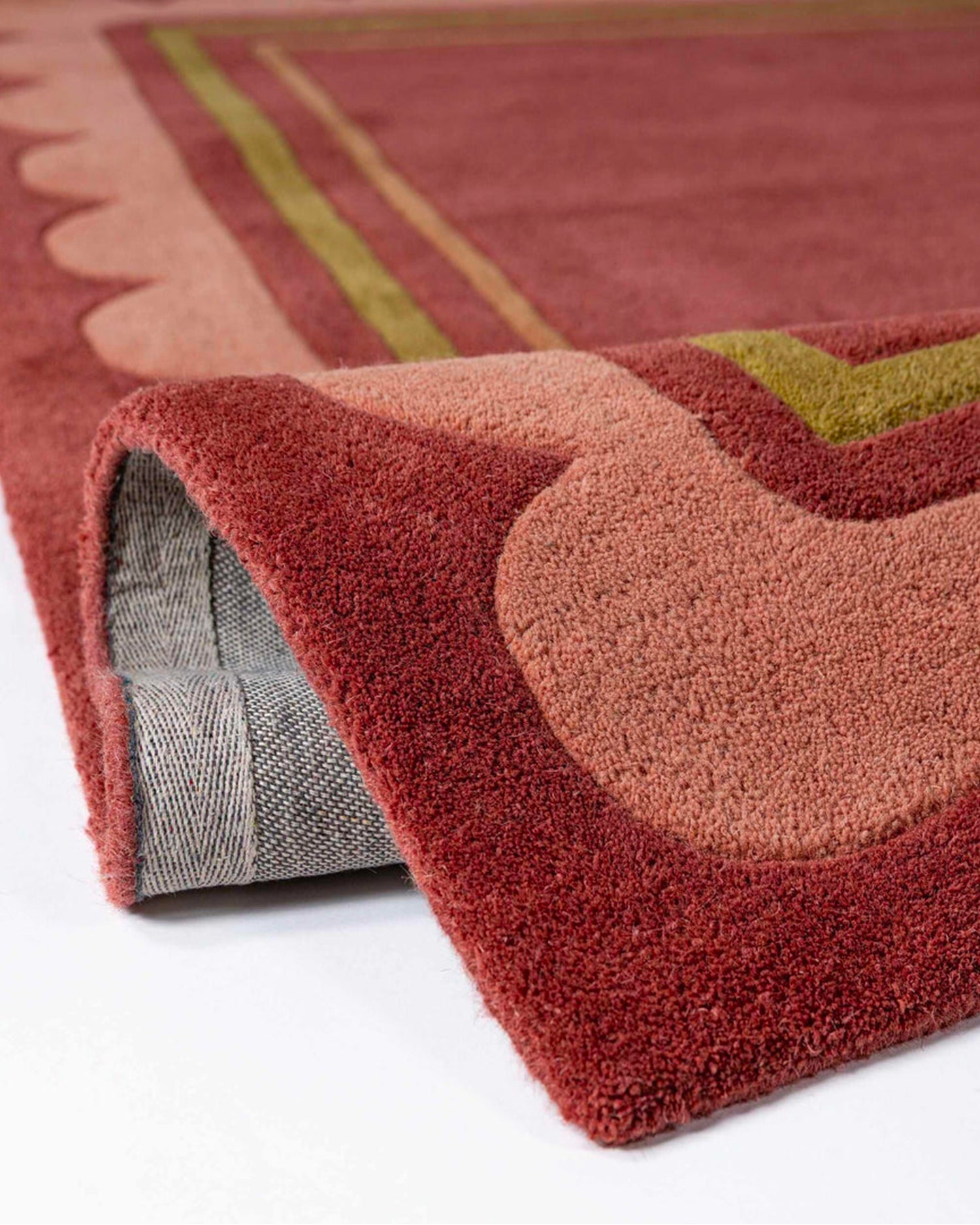 Tappeto in lana con bordo smerlato Lois