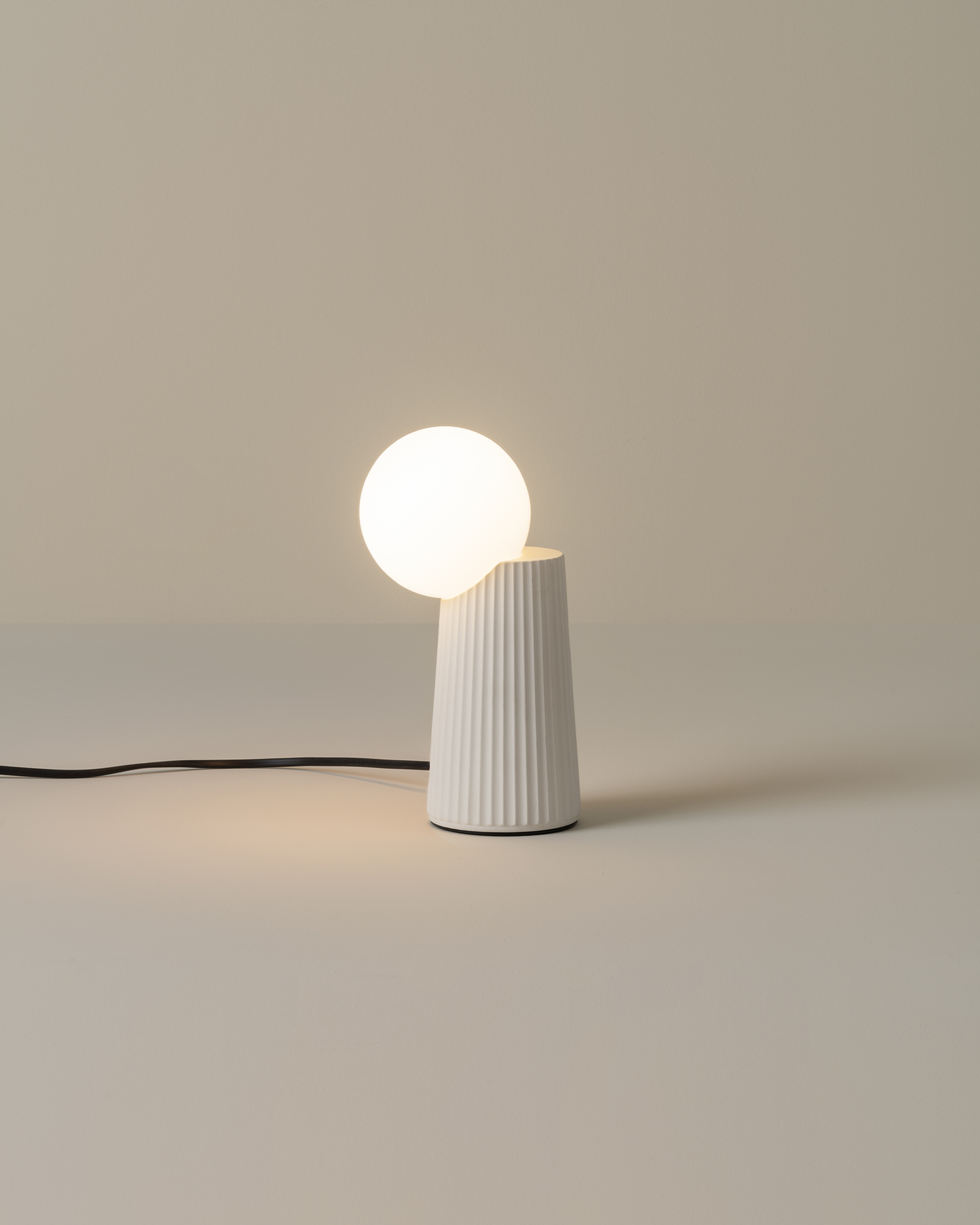 Lampada da tavolo Land singola, bianco ghiaccio