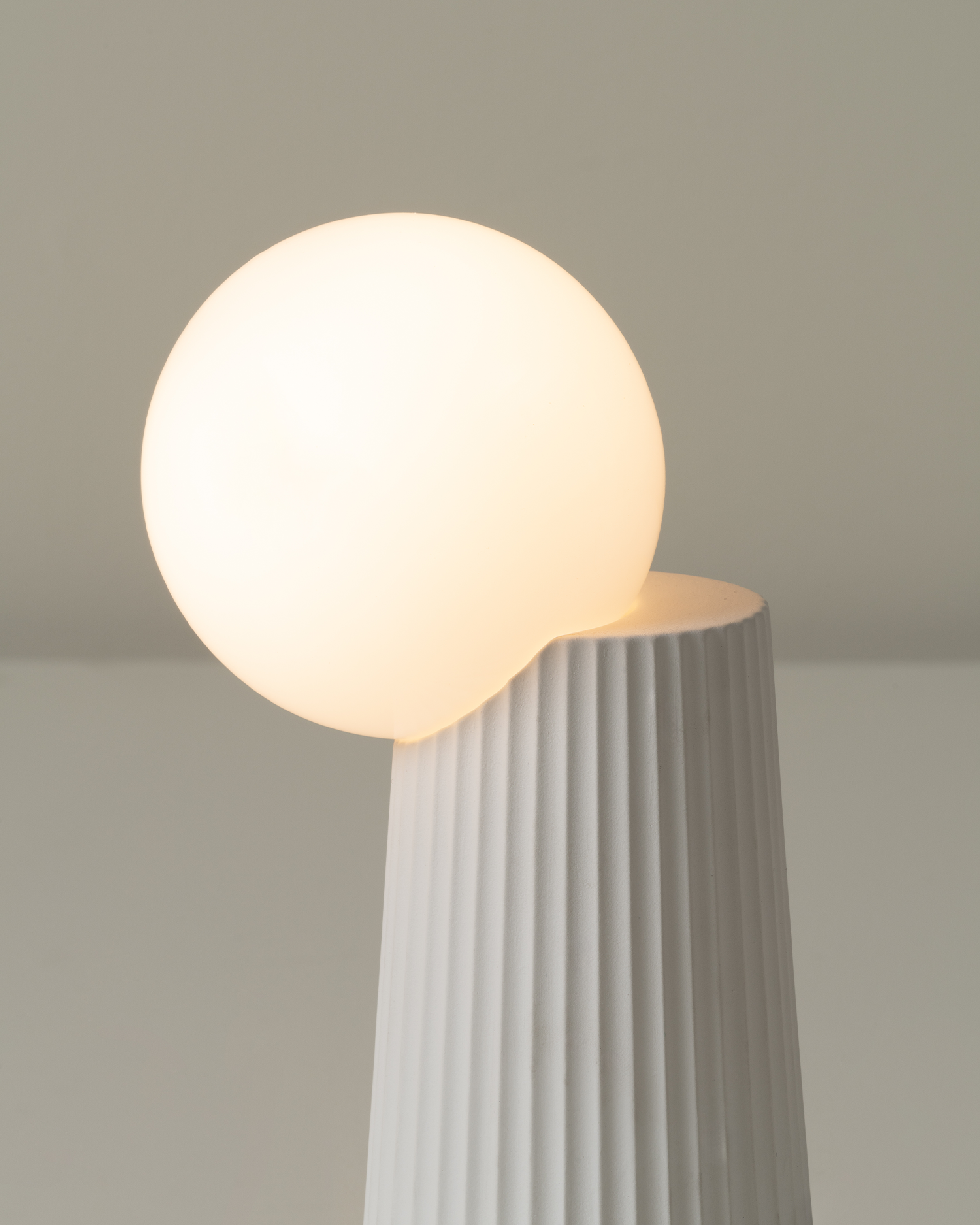 Lampada da tavolo Land singola, bianco ghiaccio