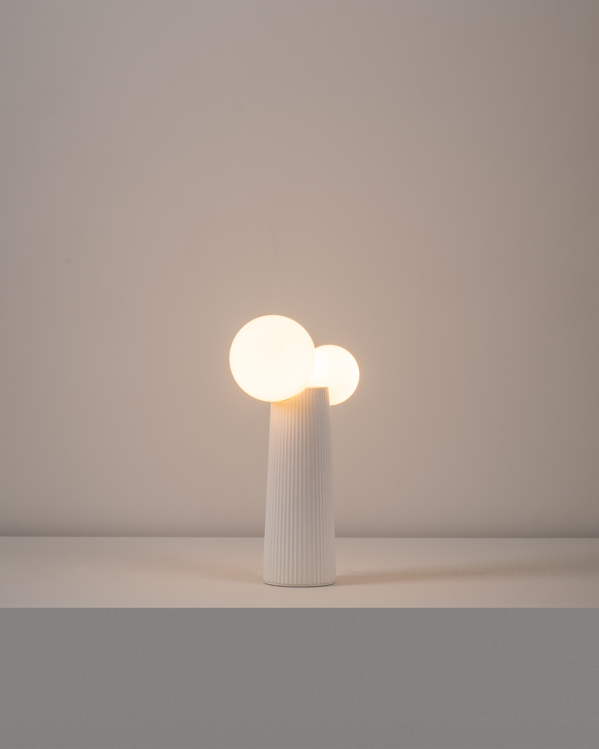 Lampada da tavolo Land doppia, bianco ghiaccio