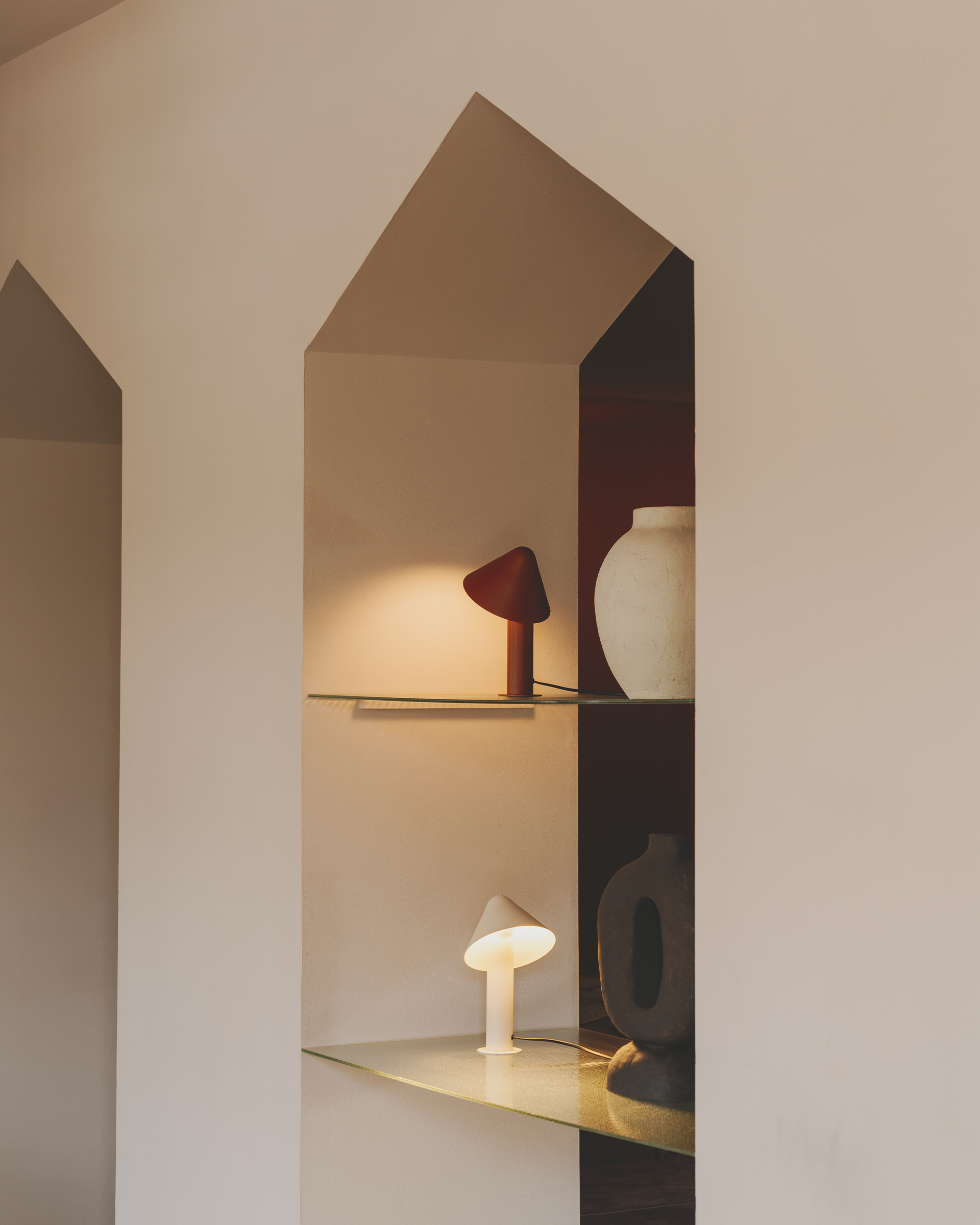 Lampada da tavolo Shita, bianco ghiaccio