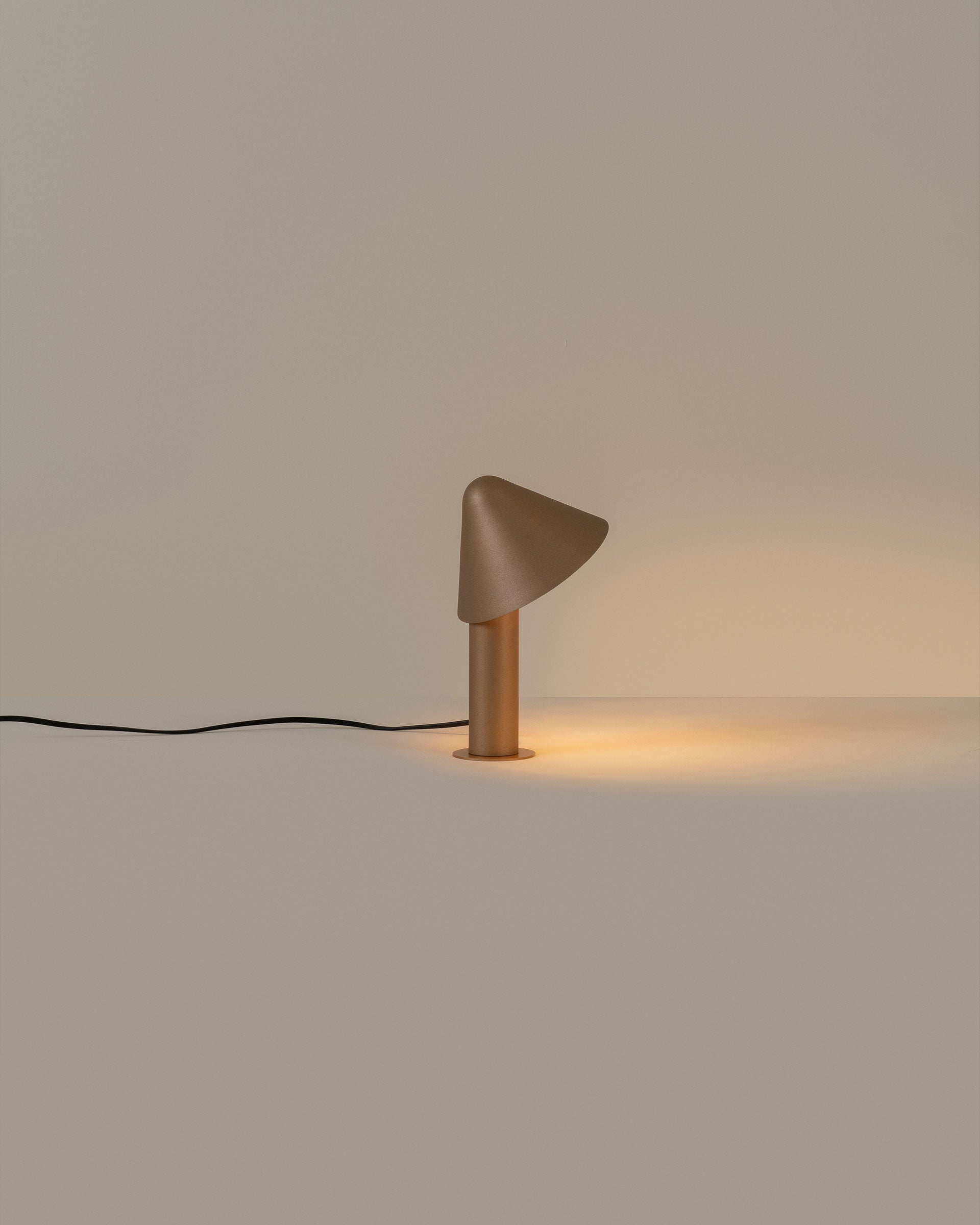Lampada da tavolo Shita, oro