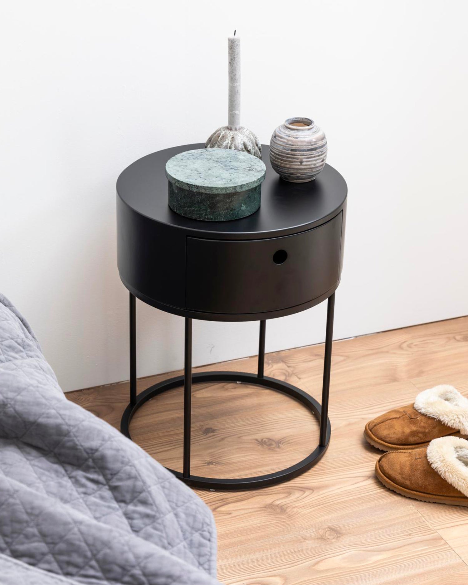 Comodino rotondo in legno con base in metallo Polo