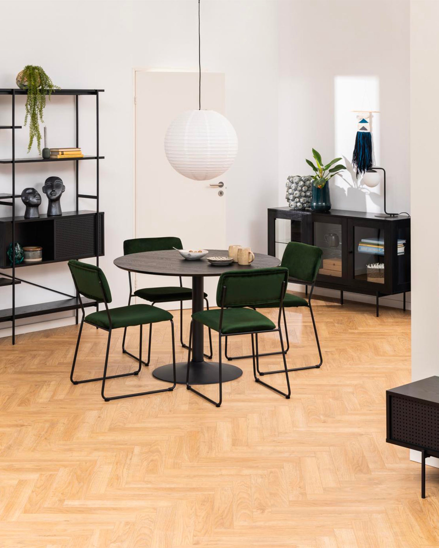 Credenza in legno con ante in vetro Angus