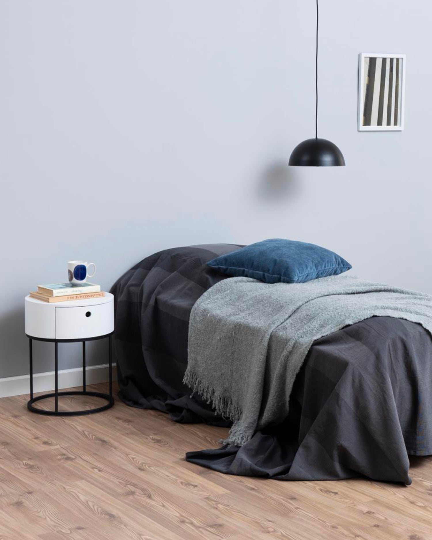Comodino rotondo in legno con base in metallo Polo
