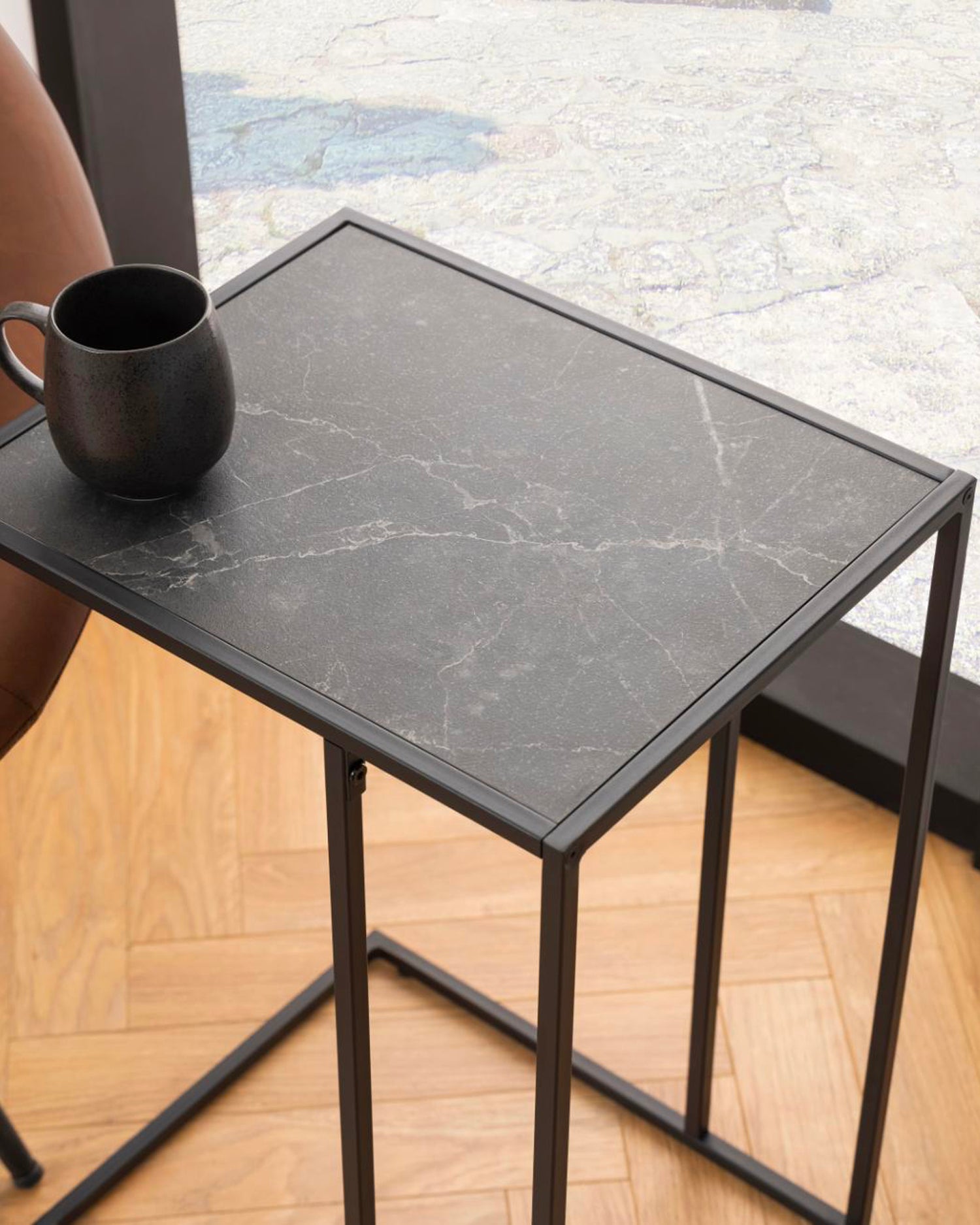 Tavolino in acciaio con piano effetto marmo Infinity