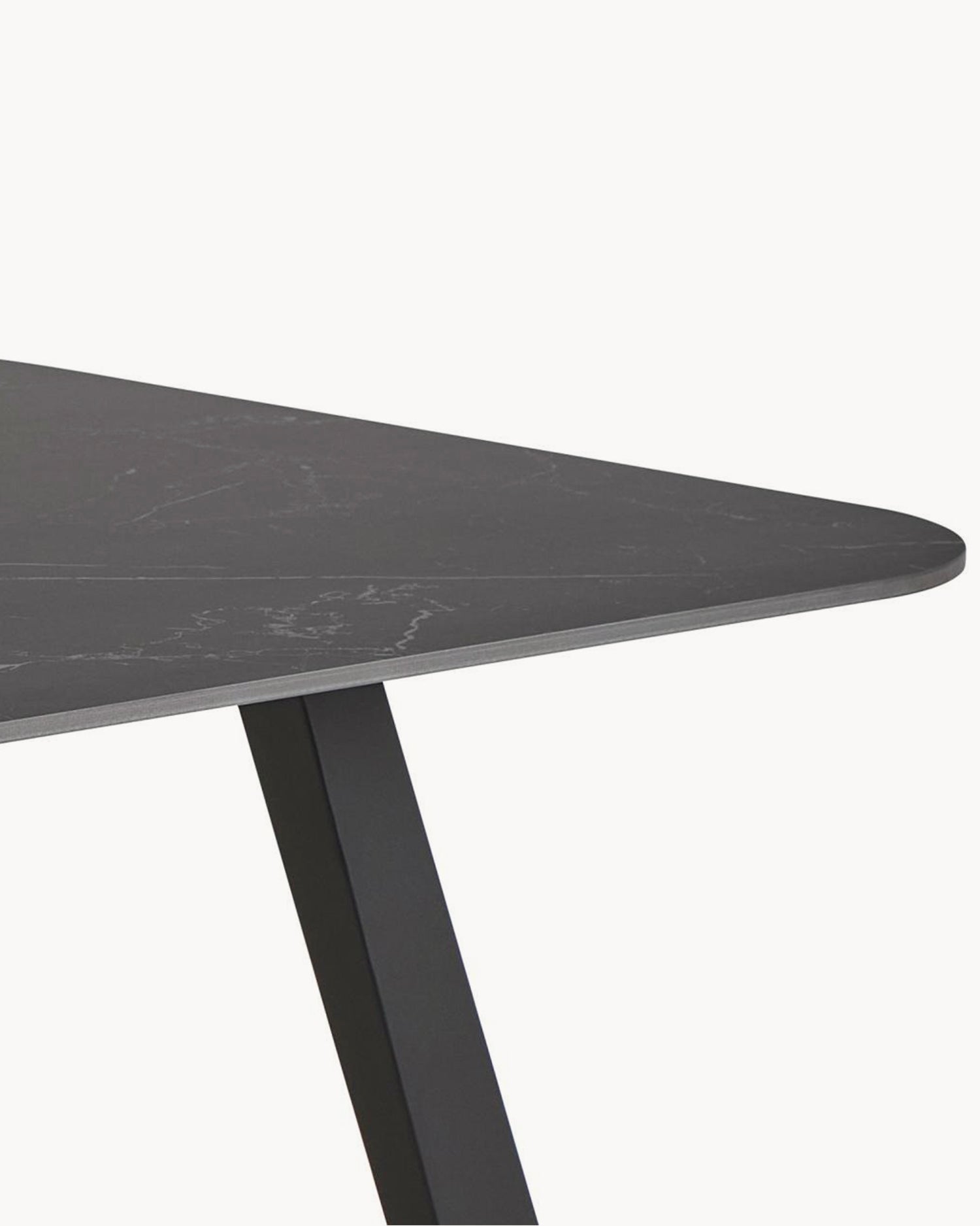 Tavolo da pranzo con piano in ceramica effetto venato