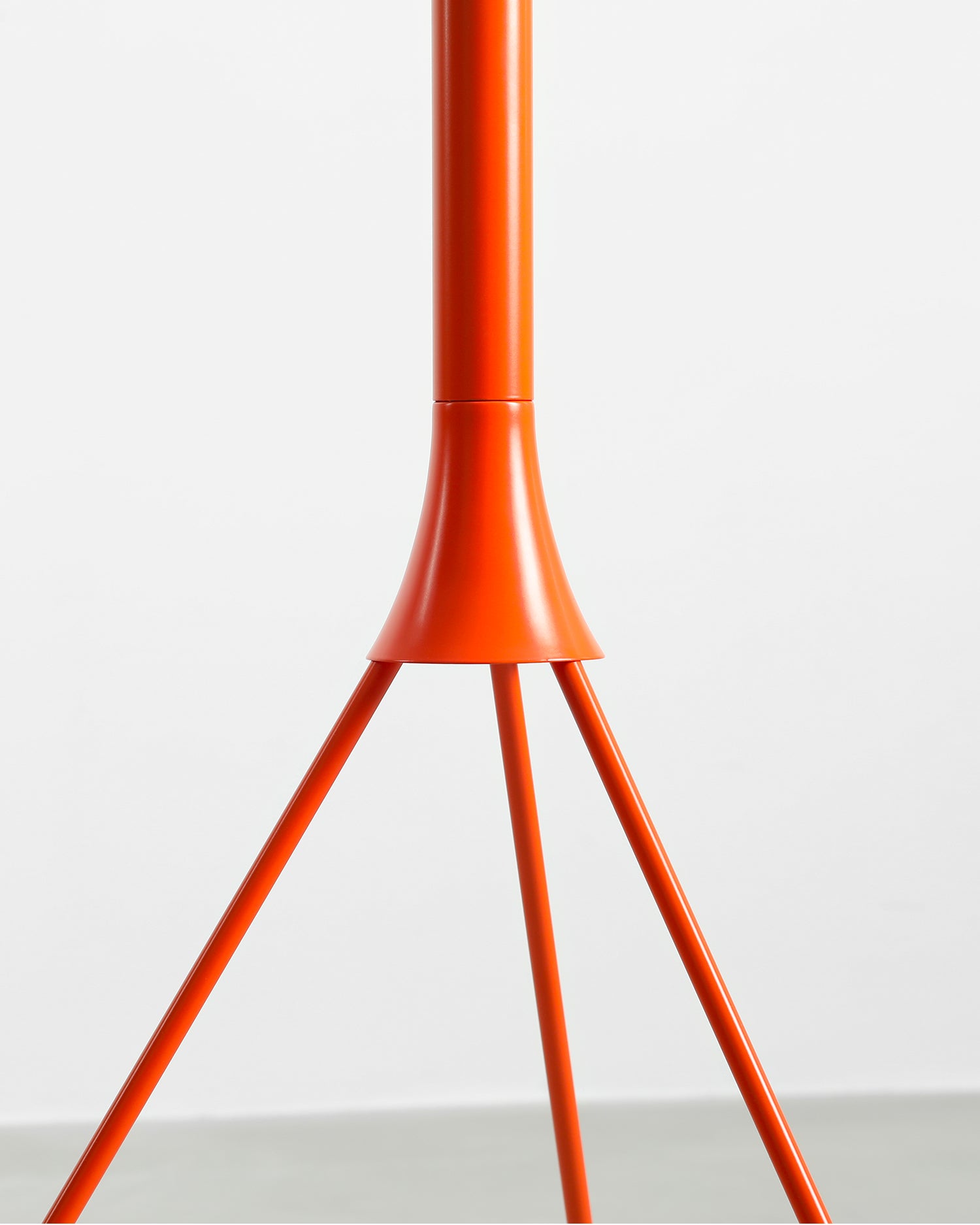Lampada da terra in metallo Kibo