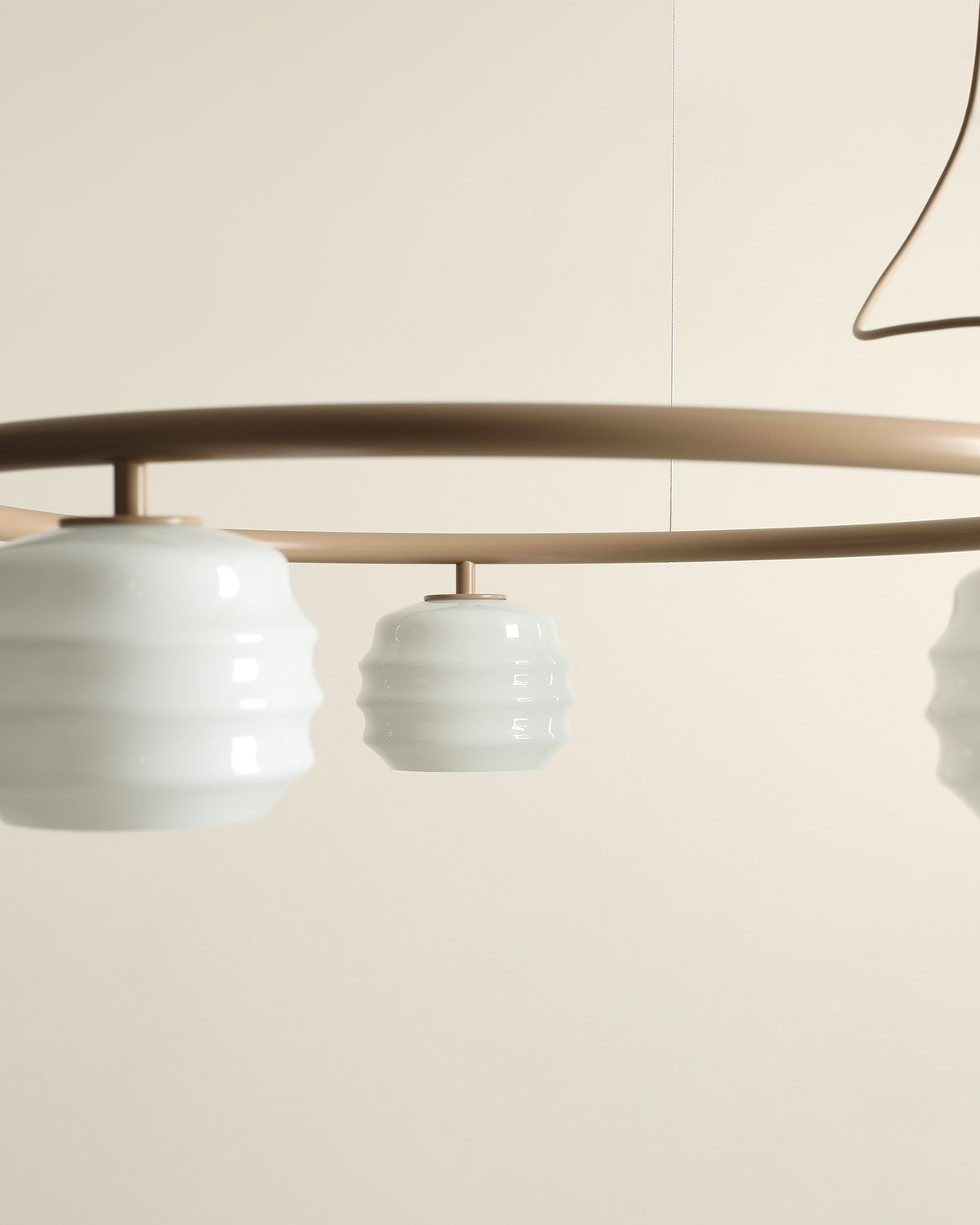 Lampadario circolare in metallo e vetro Puff