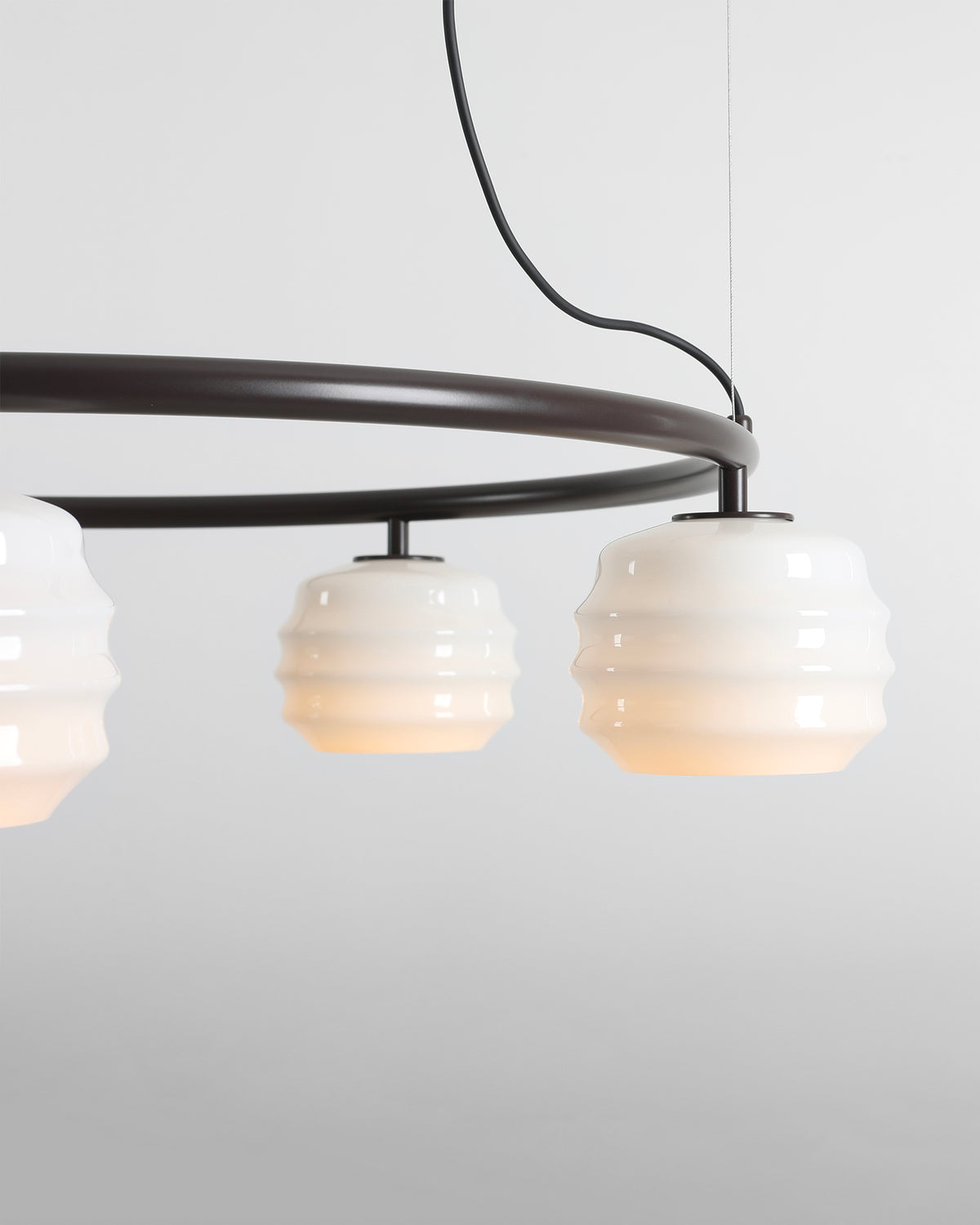 Lampadario circolare in metallo e vetro Puff