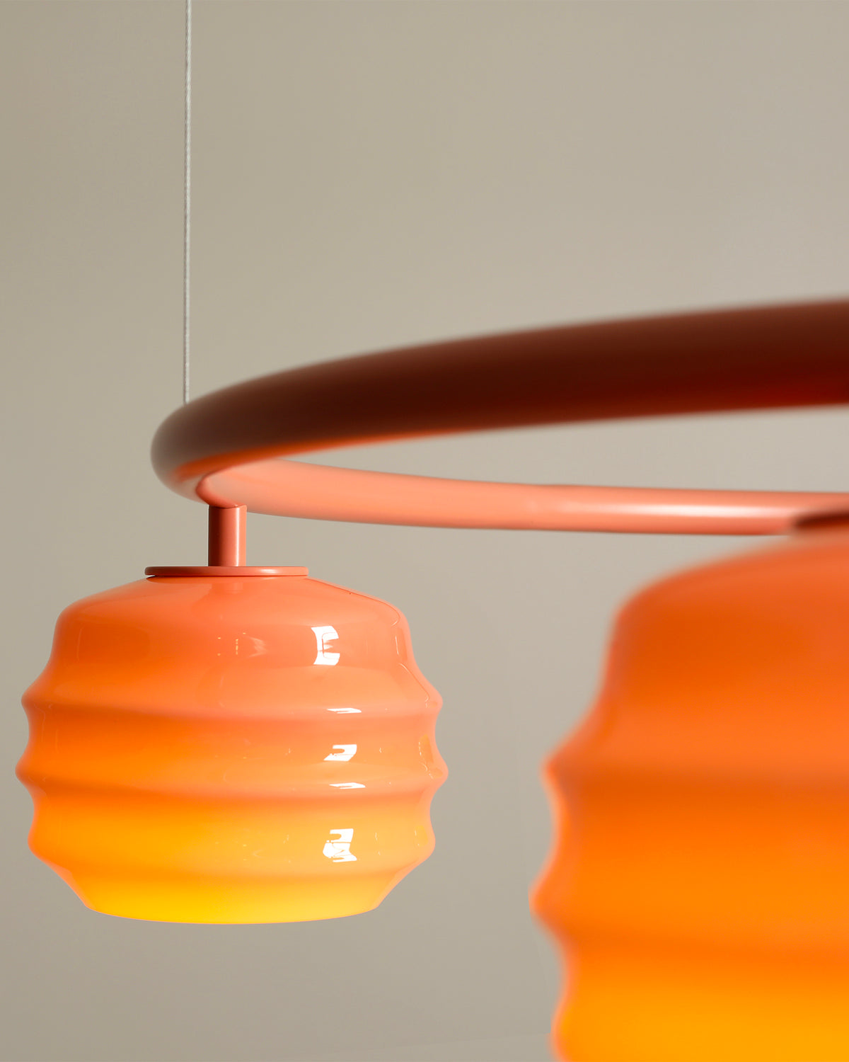 Lampadario circolare in metallo e vetro Puff Glaze