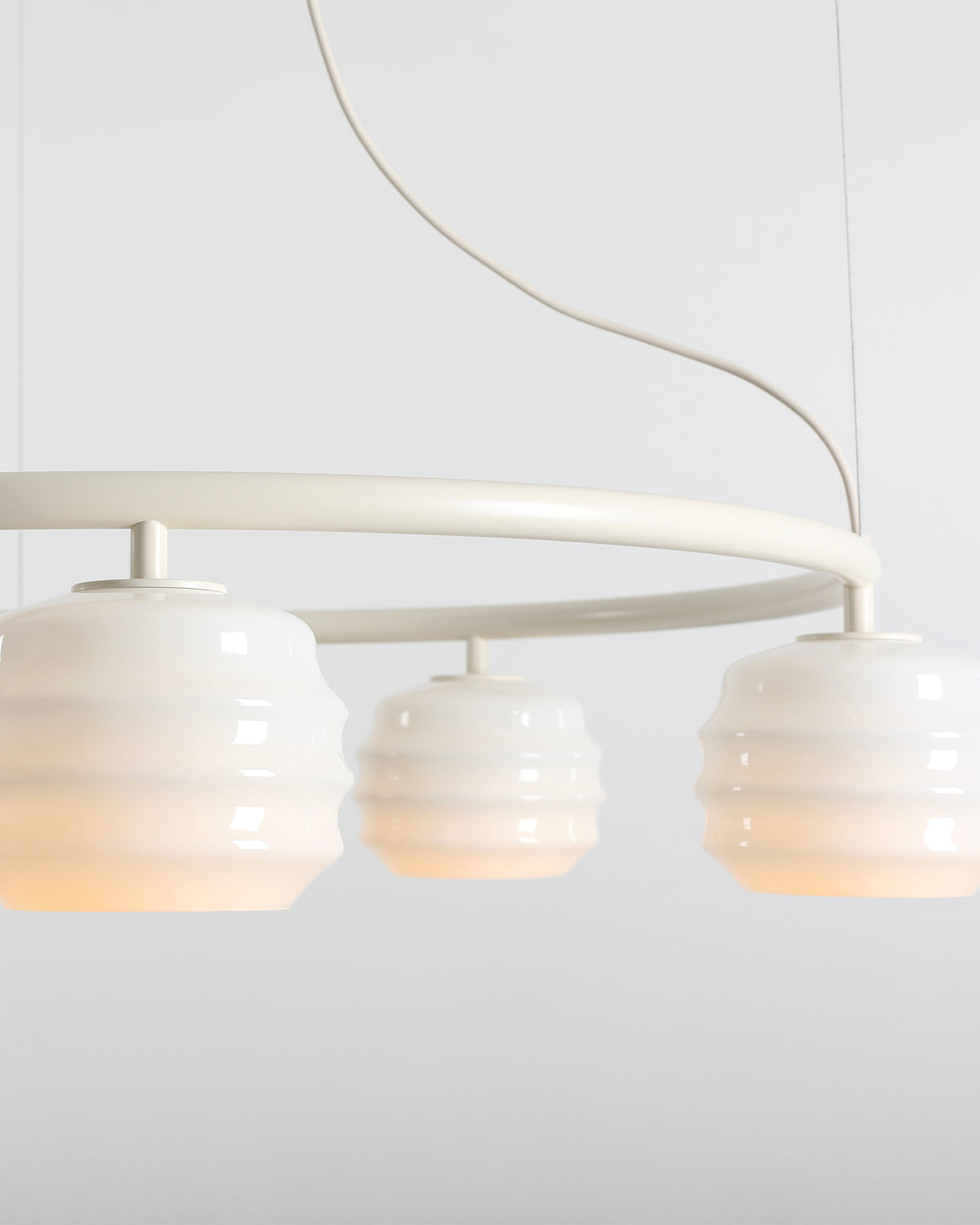 Lampadario circolare in metallo e vetro Puff